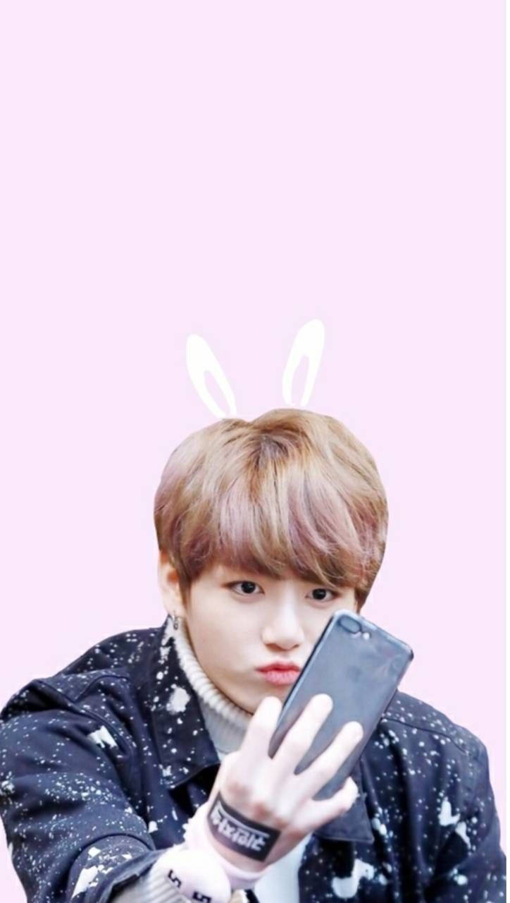 戴著兔耳朵的年輕男子穿著星星夾克自拍。 — Bts 壁紙