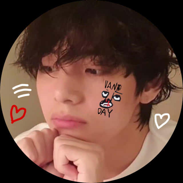 年輕男子臉上塗鴉，下巴擱在手上 — Bts 壁紙