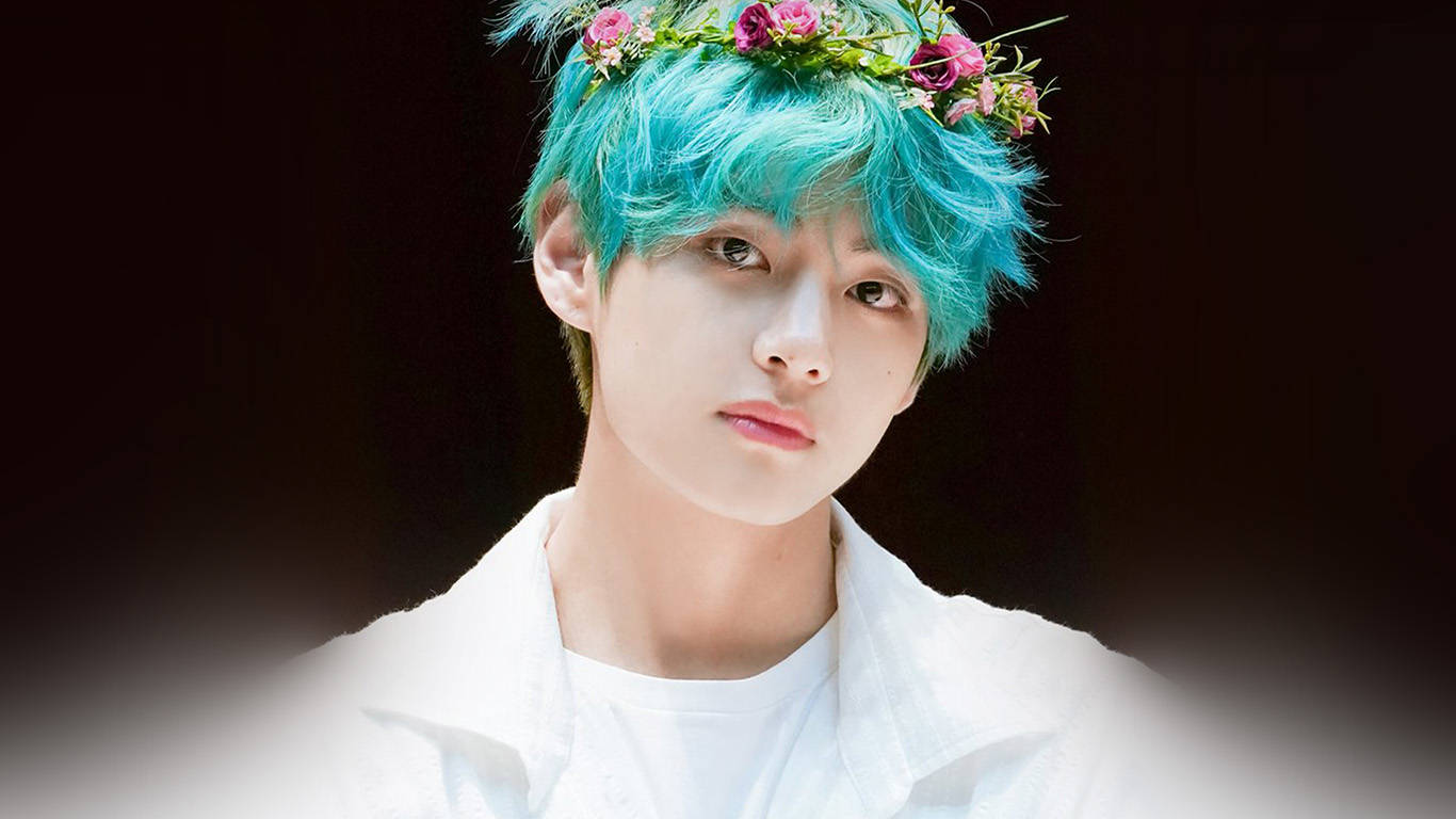 年輕男子，藍綠色頭髮，戴花冠，穿白色服裝 — K Pop 壁紙