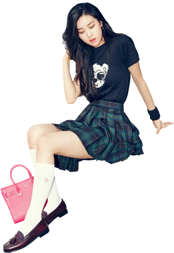 年輕女性穿著格子裙和圖案T恤，坐著並帶著粉紅色手提包。 — Blackpink 壁紙