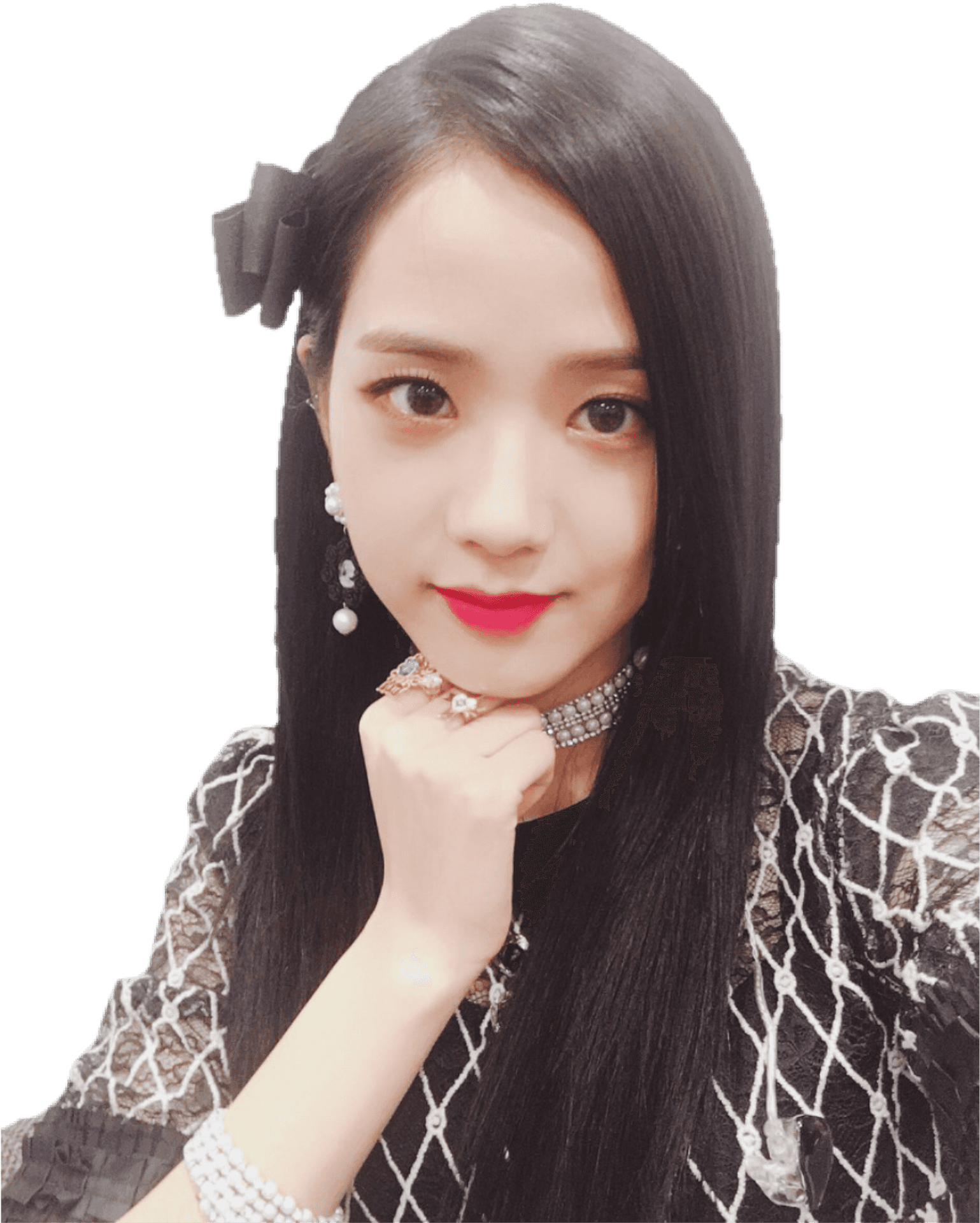 黑髮戴珍珠首飾的年輕女性為肖像擺姿勢。 — Blackpink 壁紙
