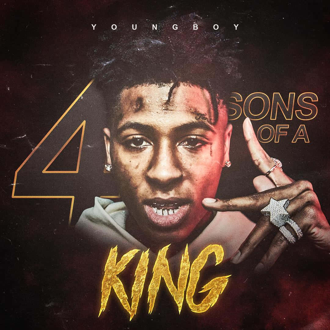 Celebrity 桌布 壁紙 — YoungBoy Never Broke Again 凝視著，金色文字「4 SONS OF A KING」和鑲滿星星的戒指，背景是深色紋理。