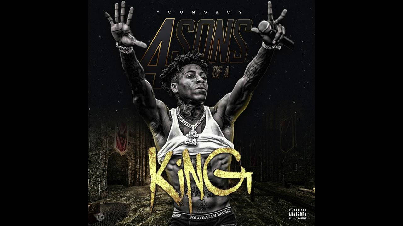 YoungBoy Never Broke Again 在黑暗哥德式場景中高舉雙臂，金色文字顯示 Sons of a King。 — NBA Youngboy 壁紙