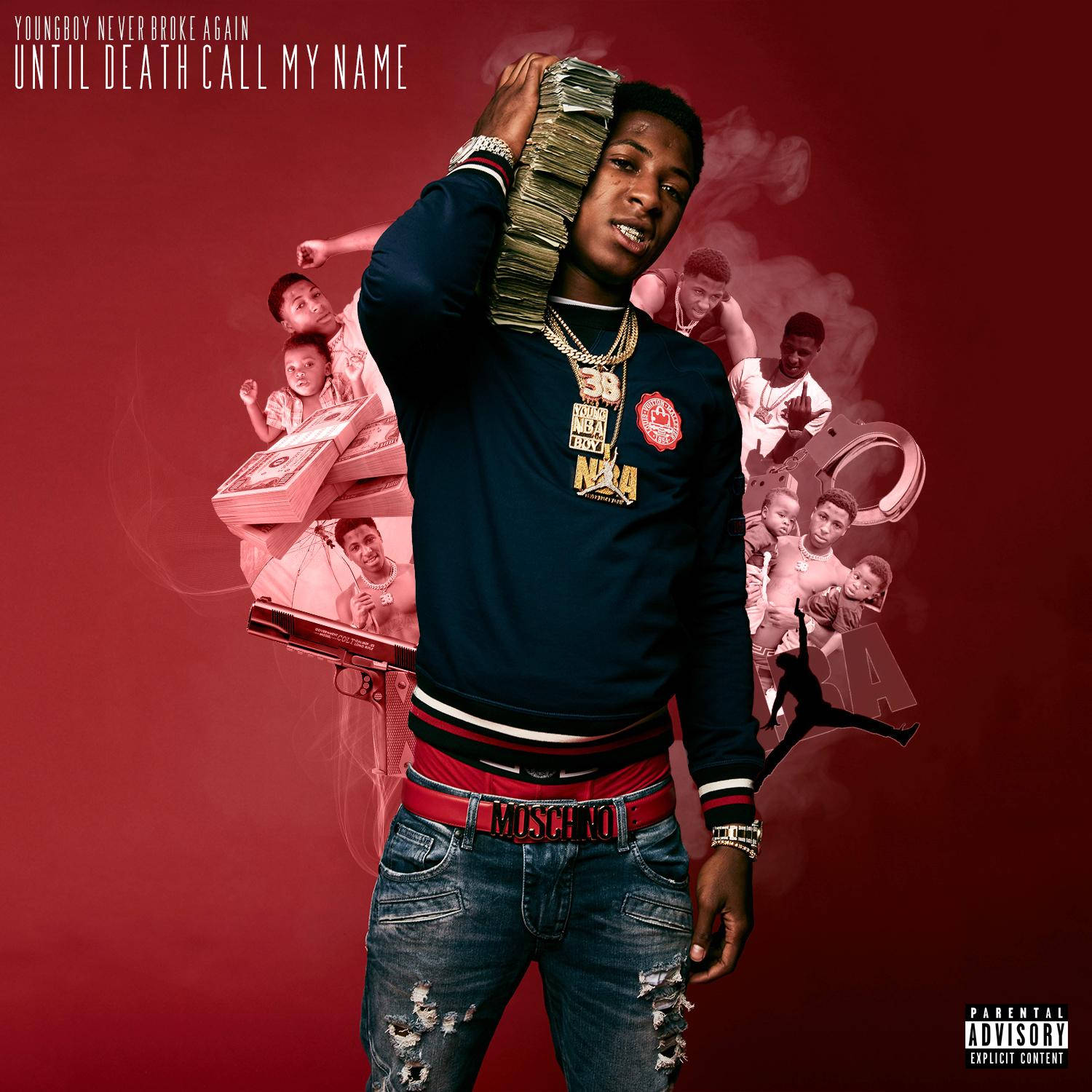  壁紙 — YoungBoy Never Broke Again 在深紅色背景上，將一疊現金高舉過頭，背景有自己鬼影般的影像和一把槍。