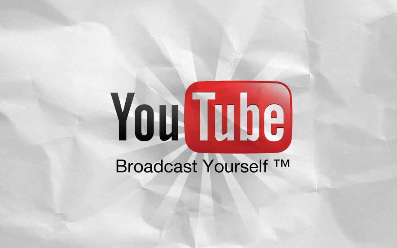 YouTube Logo 桌布 壁紙 — YouTube 標誌，紅色播放按鈕居中，背景為有放射狀皺褶的皺白紙。