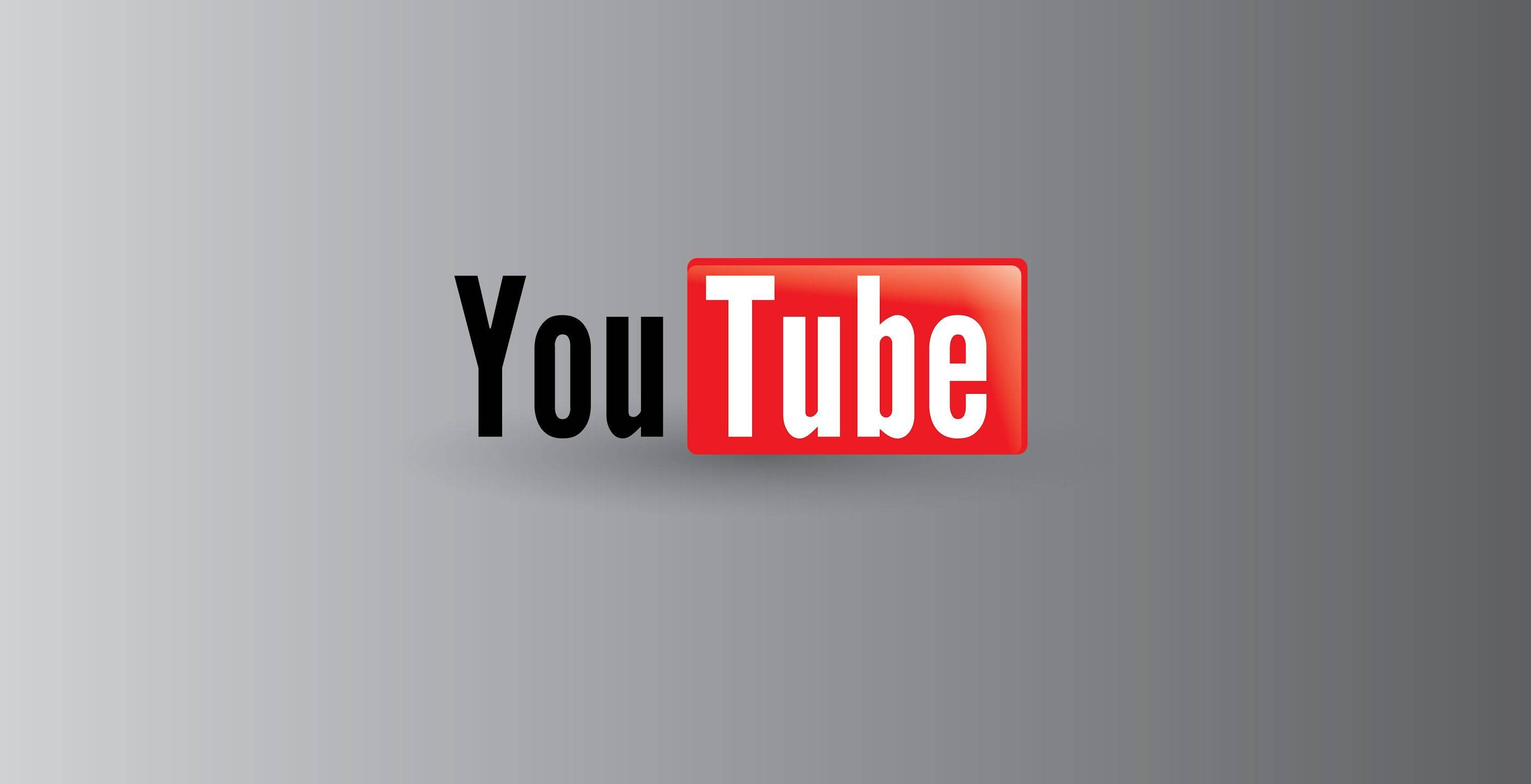 YouTube Logo 桌布 壁紙 — YouTube 標誌以粗體黑色和紅色文字居中顯示在柔和的灰色漸變背景上。