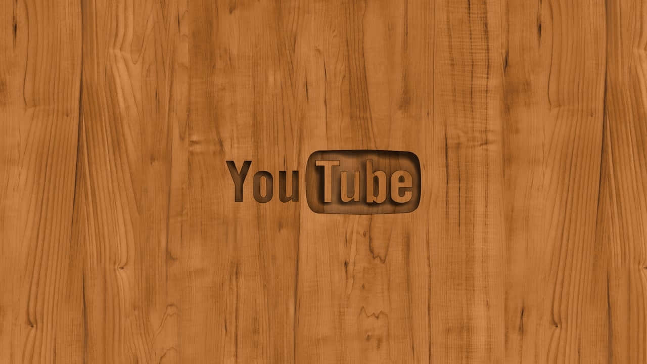 YouTube 桌布 壁紙 — YouTube 標誌壓印在溫暖的木板上，帶有天然木紋紋理。