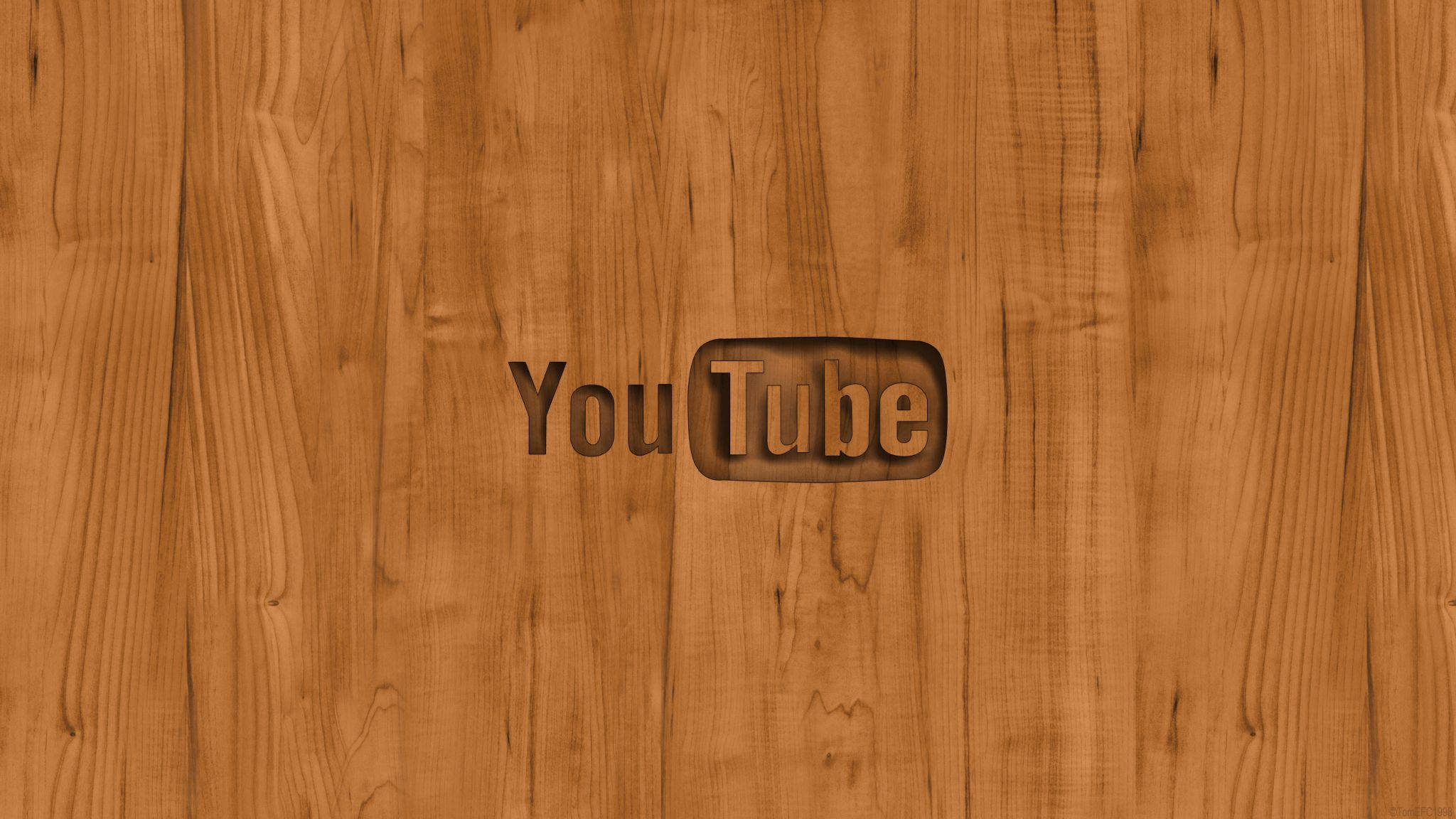 Internet 桌布 壁紙 — YouTube 標誌雕刻在溫暖的木板上，帶有天然木紋紋理。