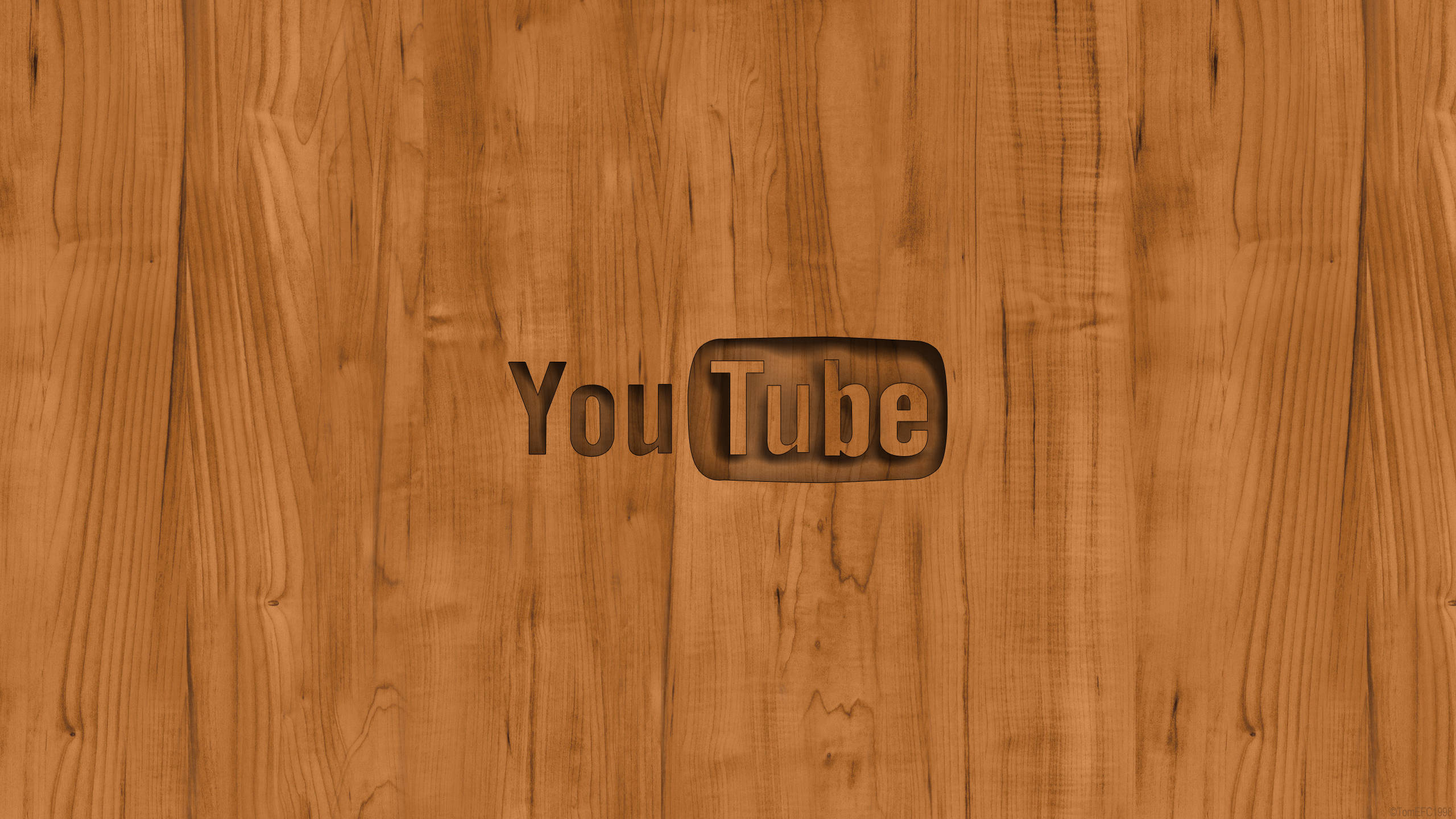 美學 桌布 壁紙 — YouTube 標誌雕刻在溫暖的木板上，帶有天然木紋紋理。