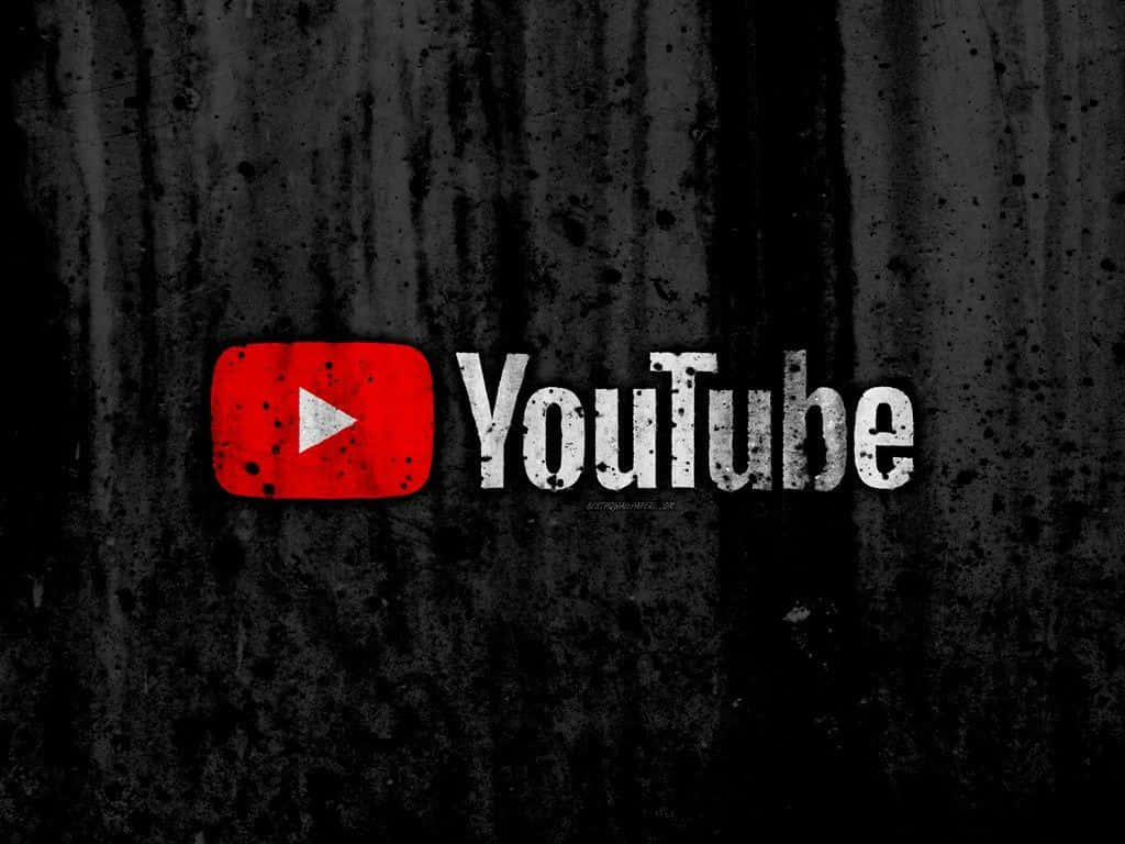 YouTube Logo Black 桌布 壁紙 — YouTube標誌，紅色播放按鈕和白色文字，置於粗糙的黑色紋理背景上。