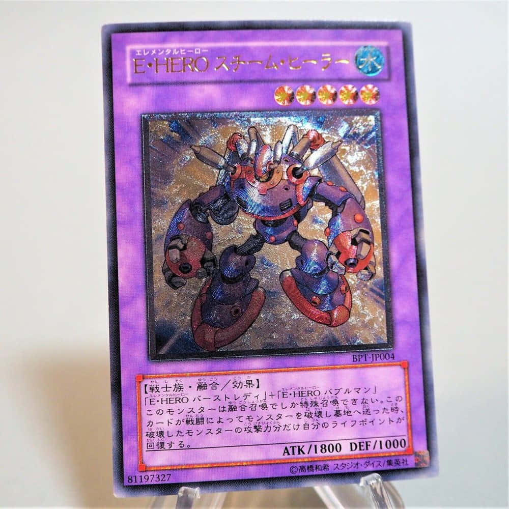 Yugioh Elemental Hero 桌布 壁紙 — 一張遊戲王集換式卡牌，描繪了身穿紫色和紅色盔甲的E HERO 暴風治療者怪獸，背景是閃閃發光的金色。