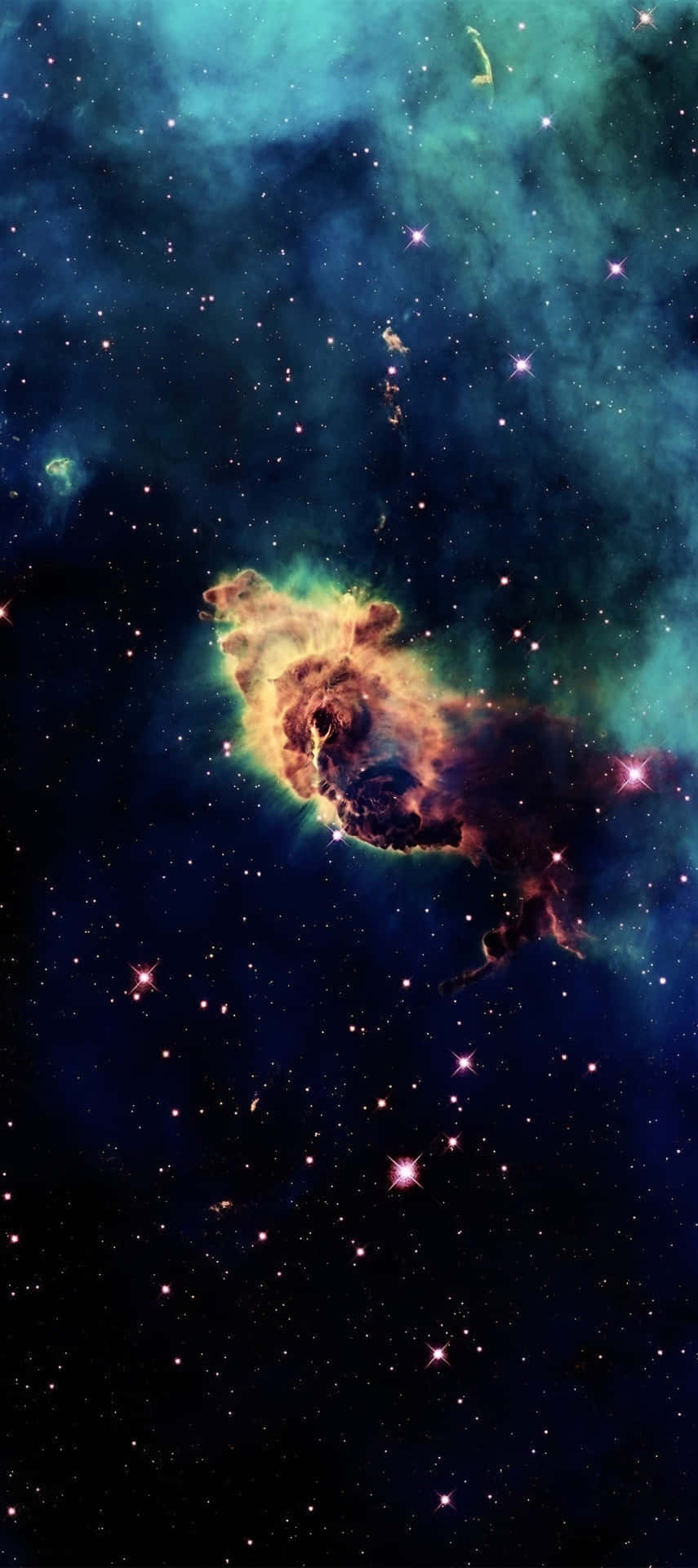  壁紙 — 宇宙星雲散發著火橙色和藍綠色的雲彩，背景是閃爍的粉紅色和白色星星的星場。