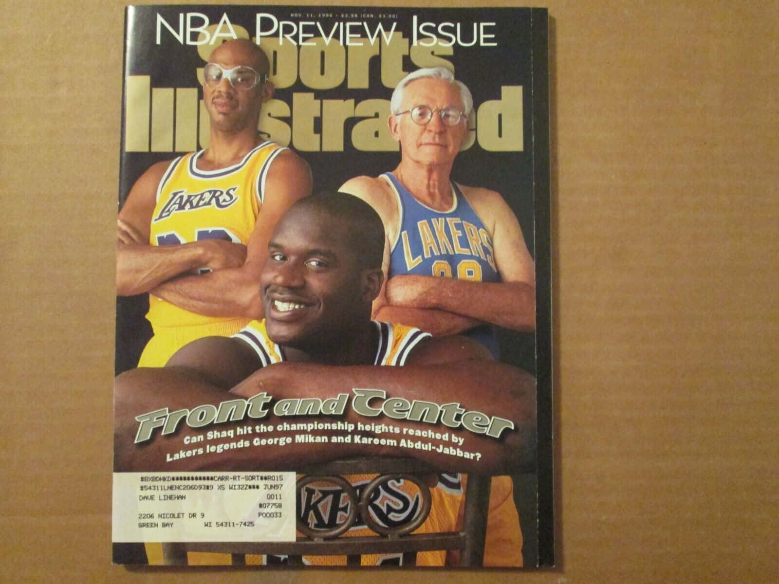 《運動畫刊》雜誌封面，三位湖人籃球傳奇一起擺姿勢。 — NBA 壁紙