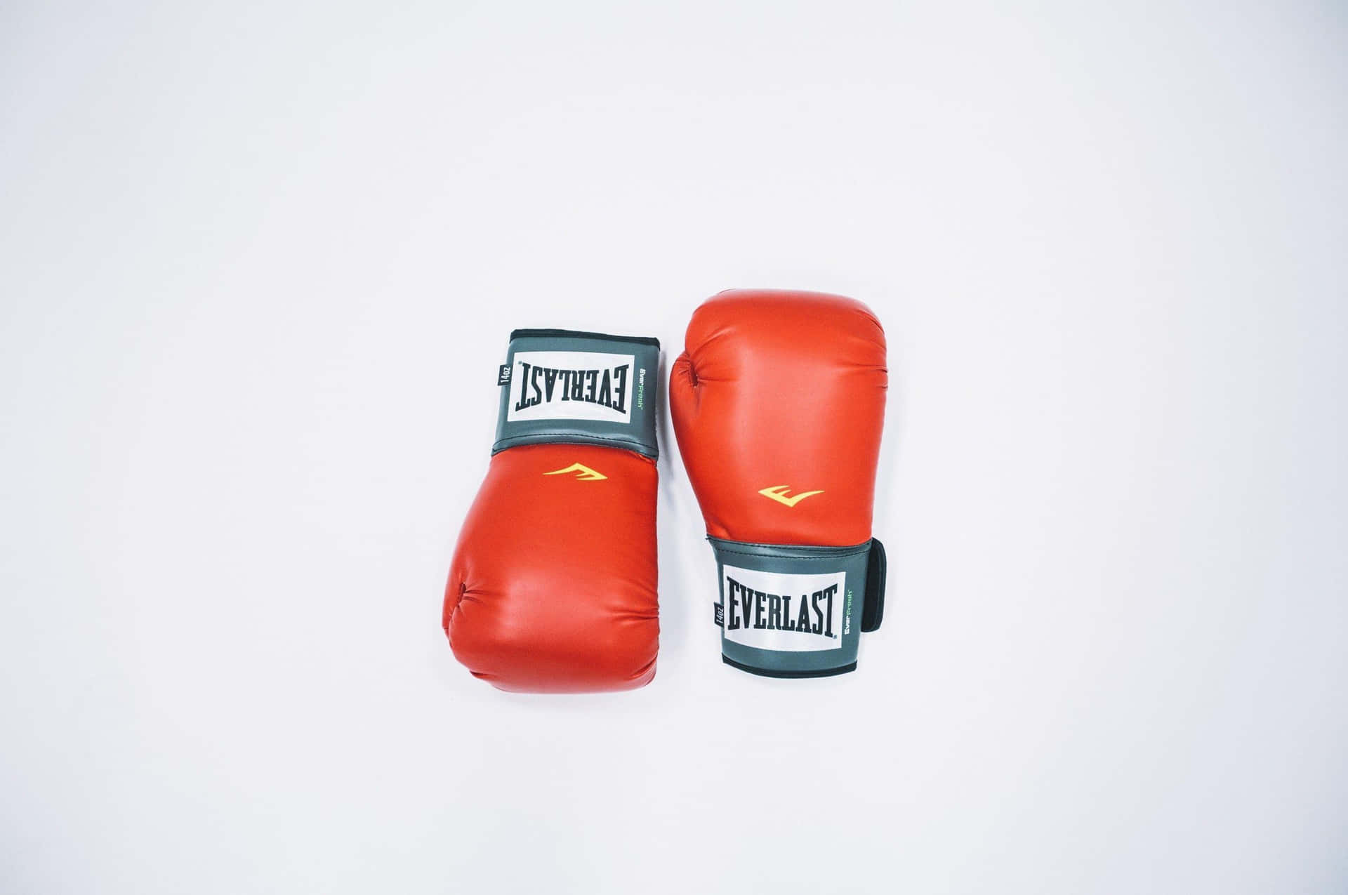  壁紙 — 一對紅色 Everlast 拳擊手套，帶有黑色腕帶，居中放置在純白色背景上。