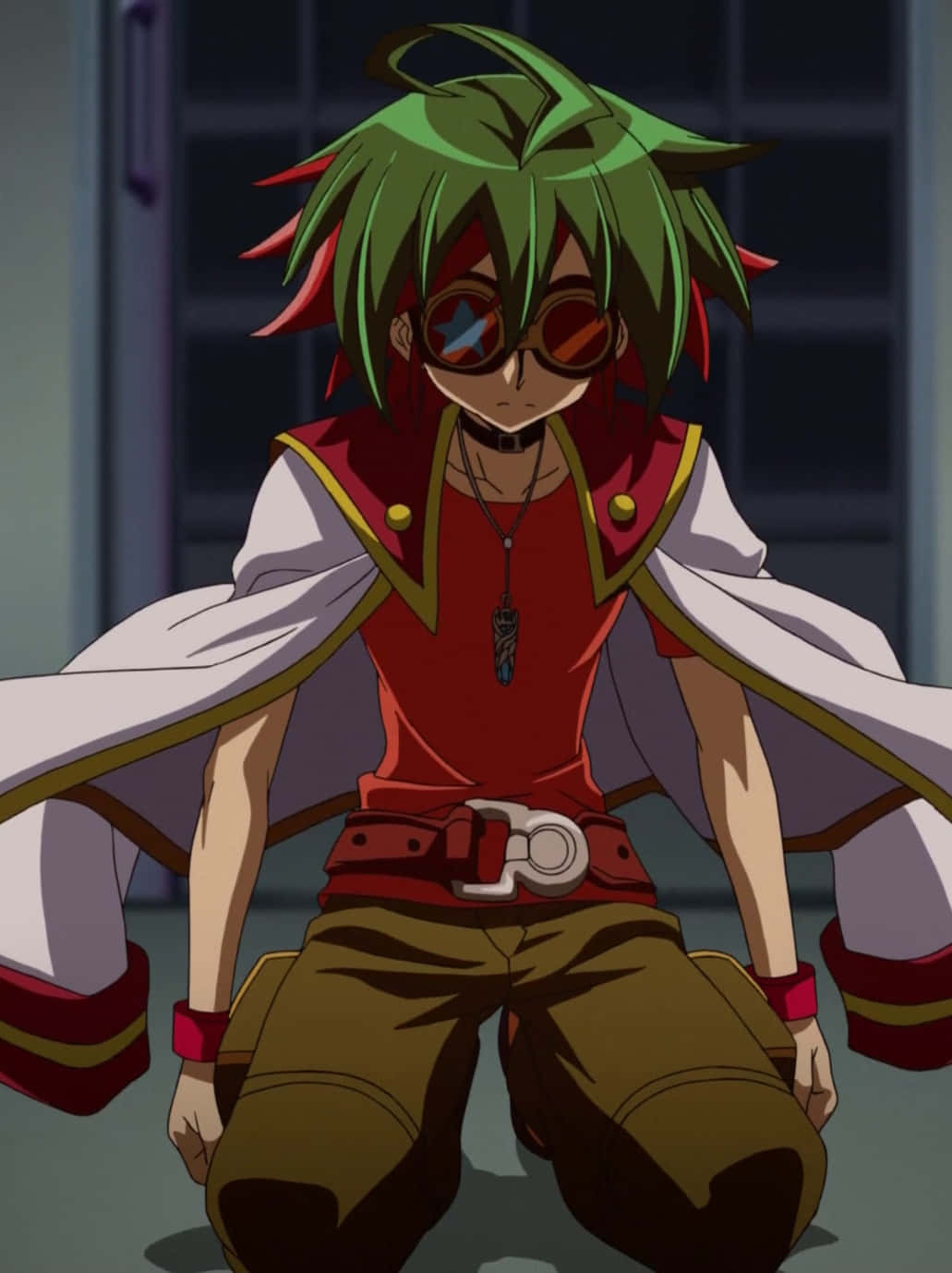自信的 Yuya Sakaki 與他的決鬥盤 - 《遊戲王 ARC-V》 壁紙 — 一位綠髮動漫男孩戴著星形眼鏡，穿著紅色背心和白色斗篷，跪在光線昏暗的房間裡。