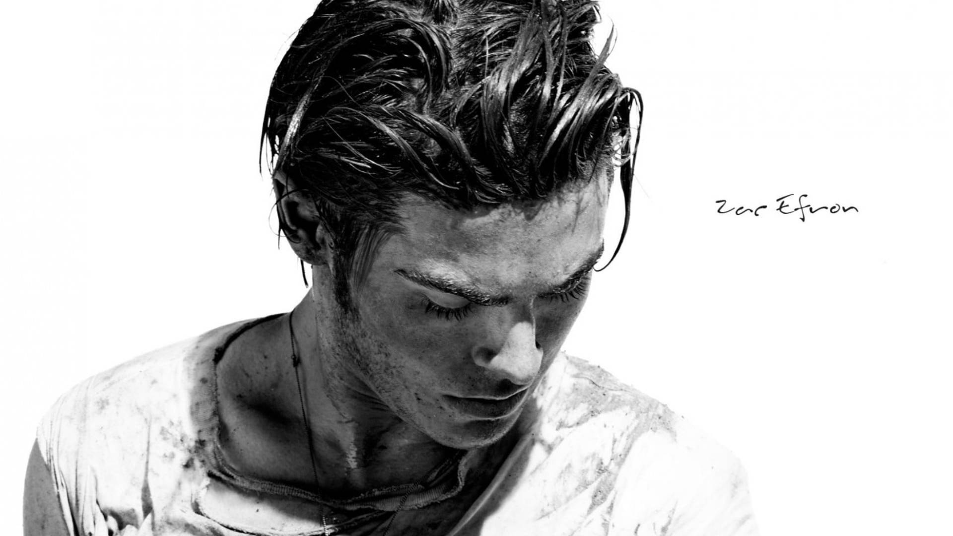 Zac 桌布 壁紙 — Zac Efron 的黑白特寫，濕髮，向下凝視，純白背景。