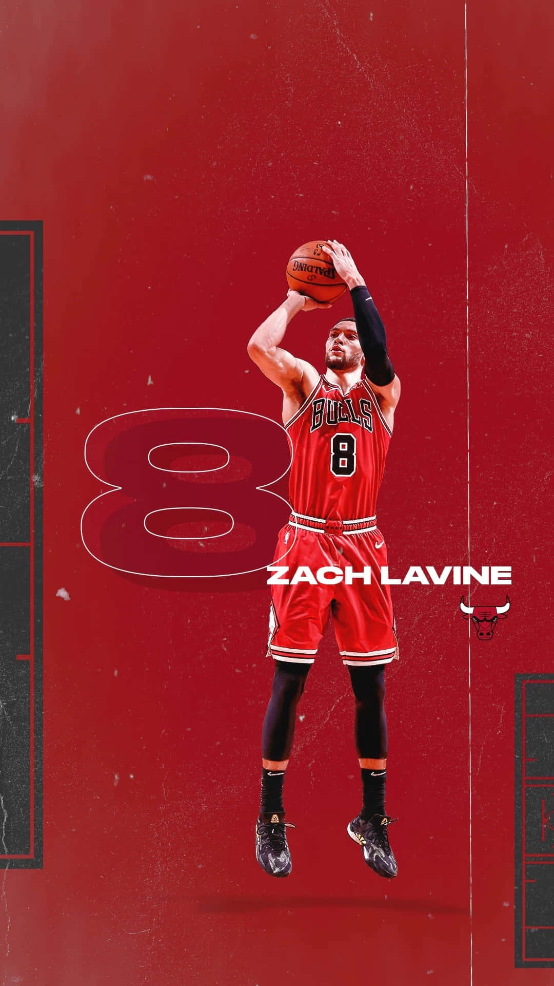 桌布 壁紙 — Zach LaVine 身穿紅色公牛隊8號球衣，在空中跳起，手持籃球，背景為帶有紋理的紅色背景，上面有巨大的數字8和球隊標誌。