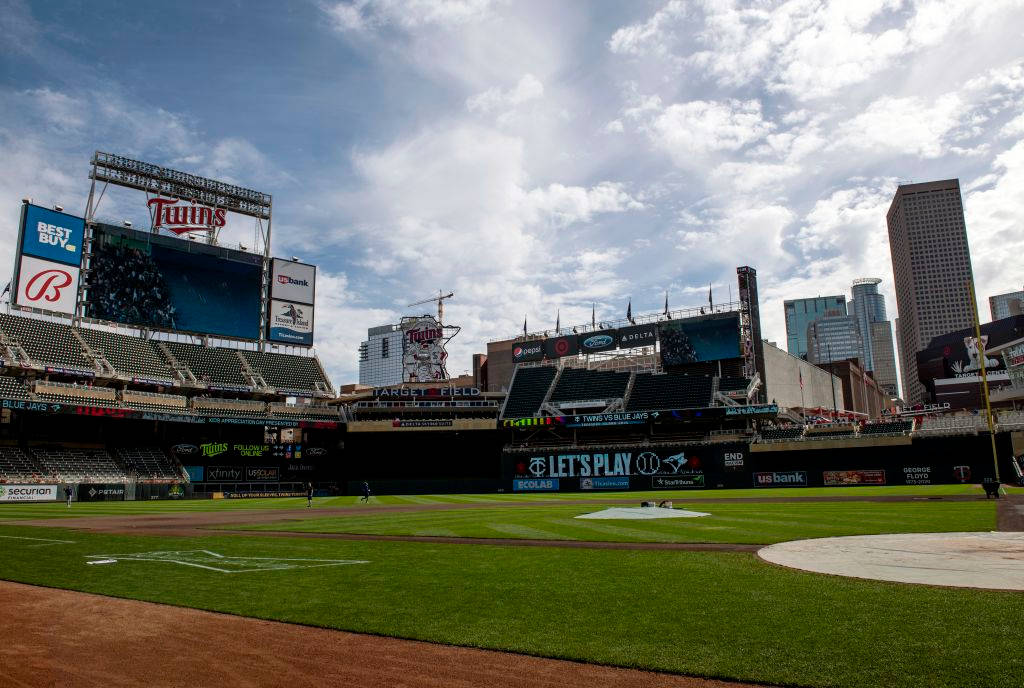 Target Field 棒球場，空座位和背景中的城市天際線。 — MLB 壁紙