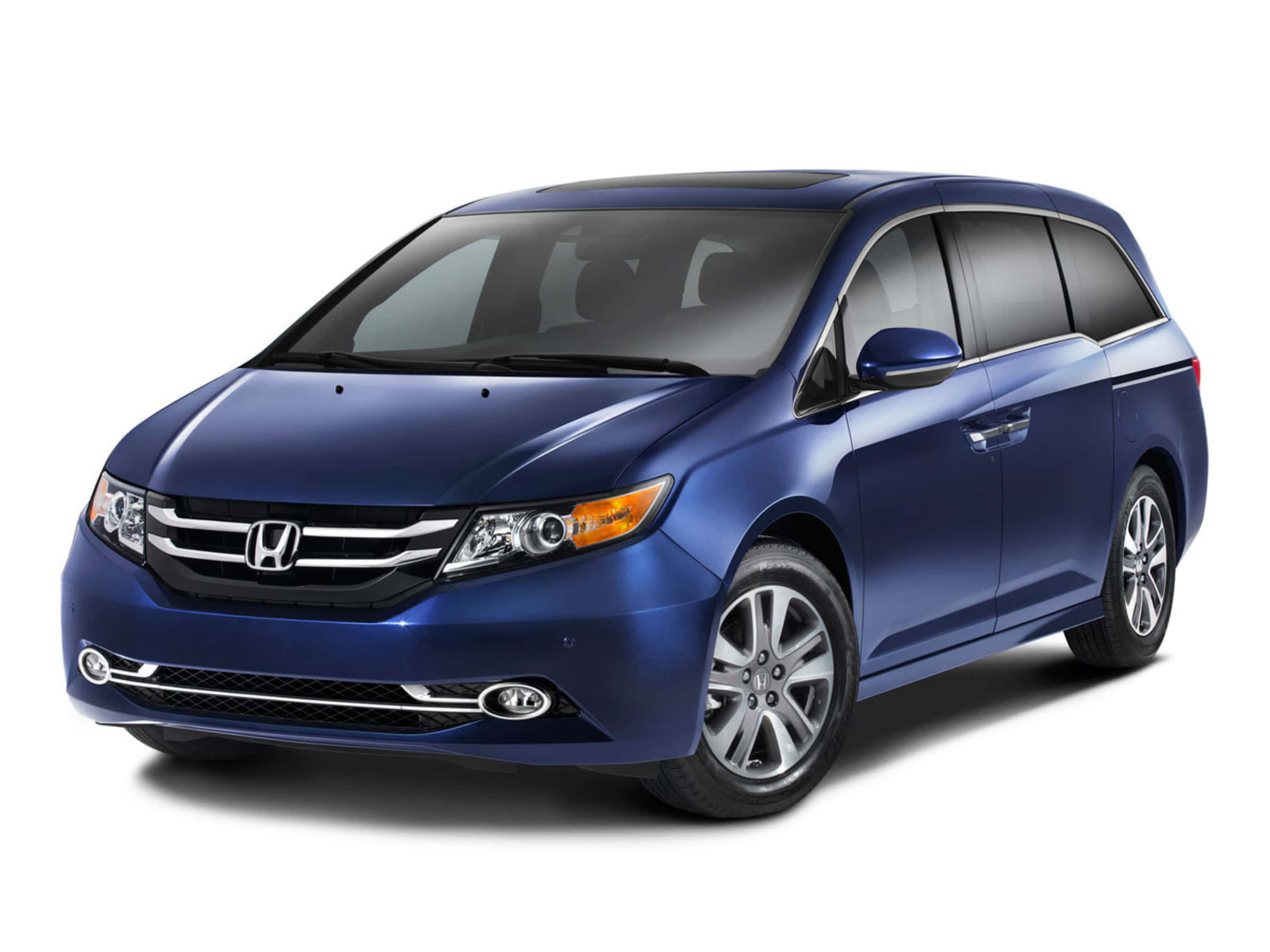 Honda Odyssey 桌布 壁紙 — 在乾淨白色背景的攝影棚燈光下展示的時尚藍色本田小型貨車。