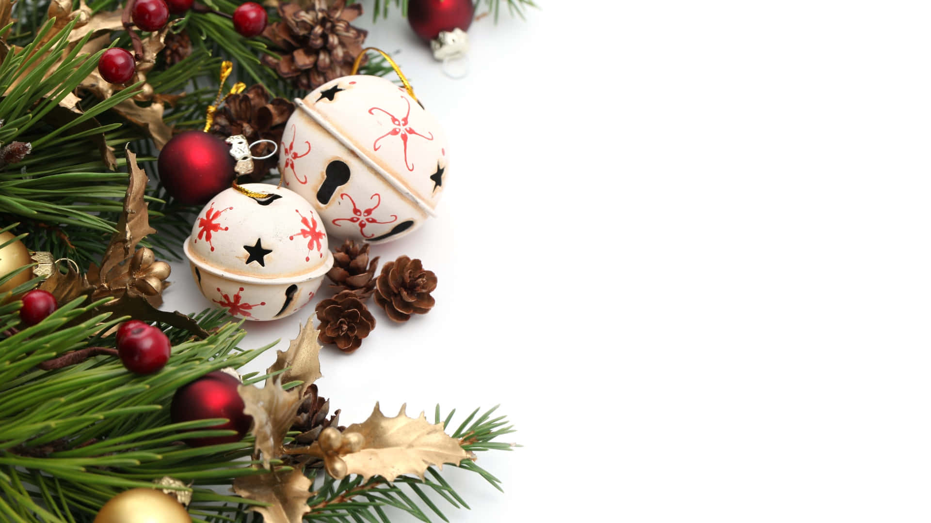  壁紙 — 在潔淨的白色背景上，由松枝、紅莓、松果和裝飾鈴鐺組成的節日假期佈置。