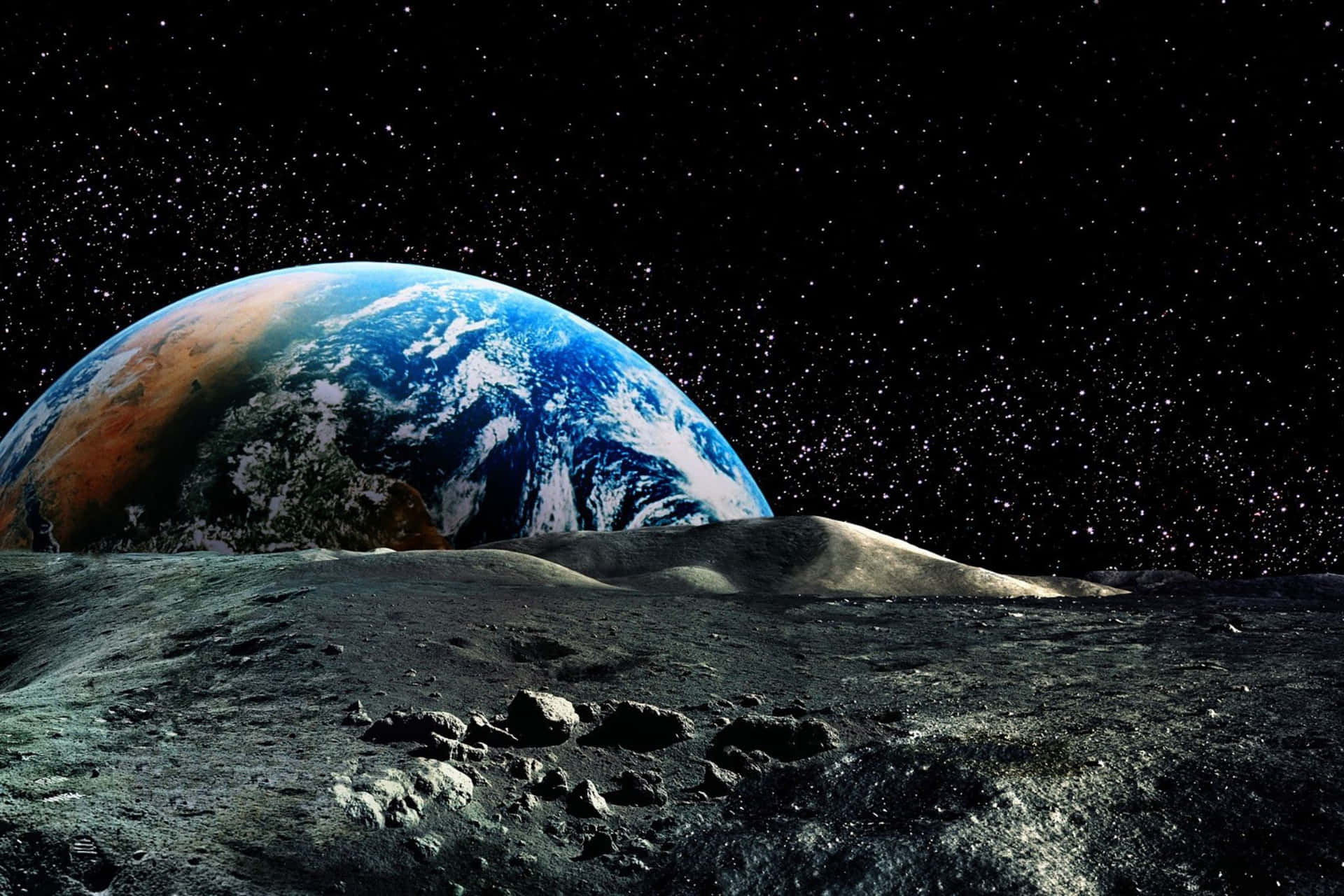  壁紙 — 在令人嘆為觀止的太空景觀中，地球在佈滿隕石坑的月球地平線上升起，背景是繁星點點。