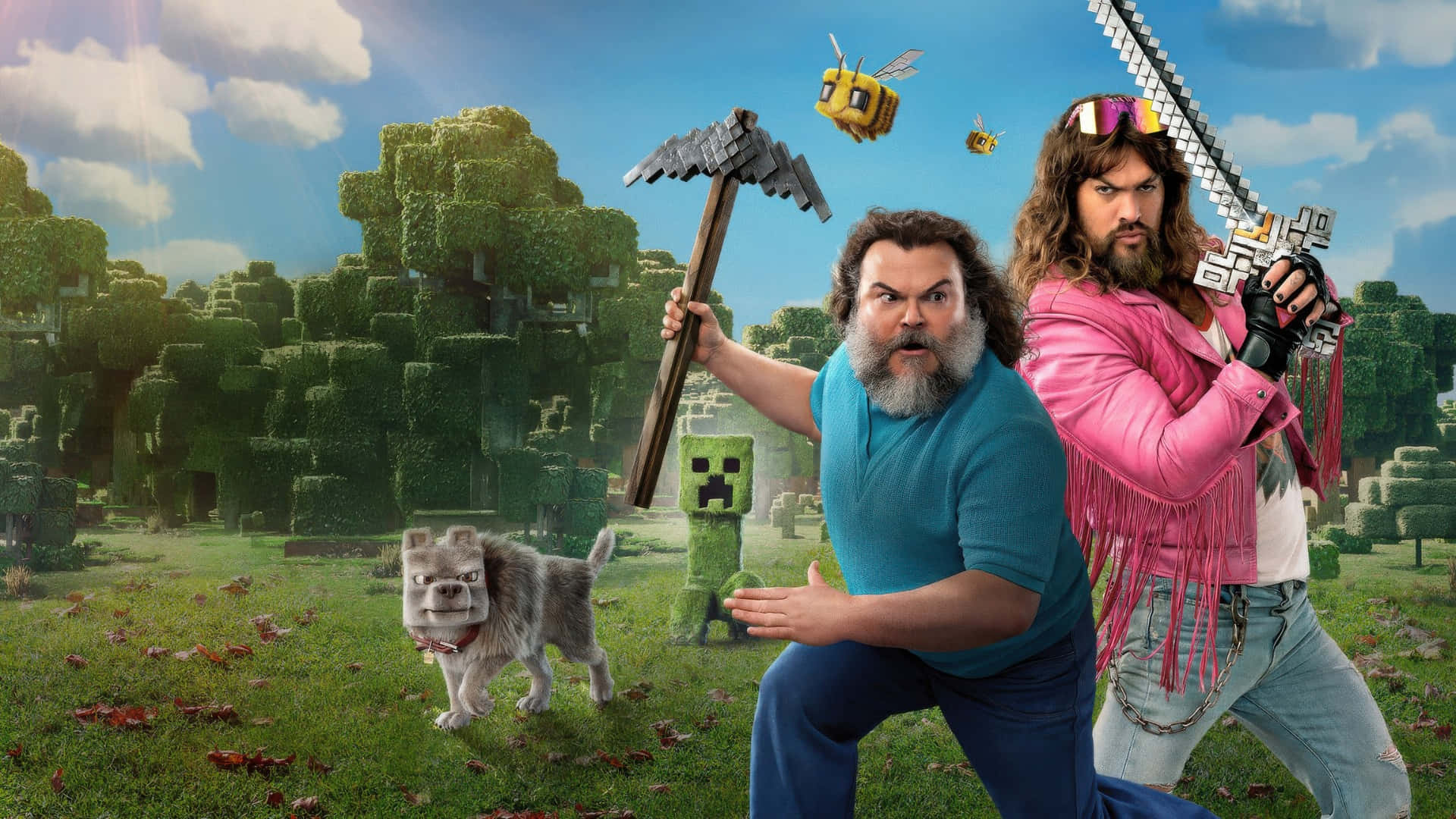 壁紙 — 在Minecraft世界中，兩名男子拿著鎬和劍，而一隻狗和苦力怕站在附近，藍天白雲下。