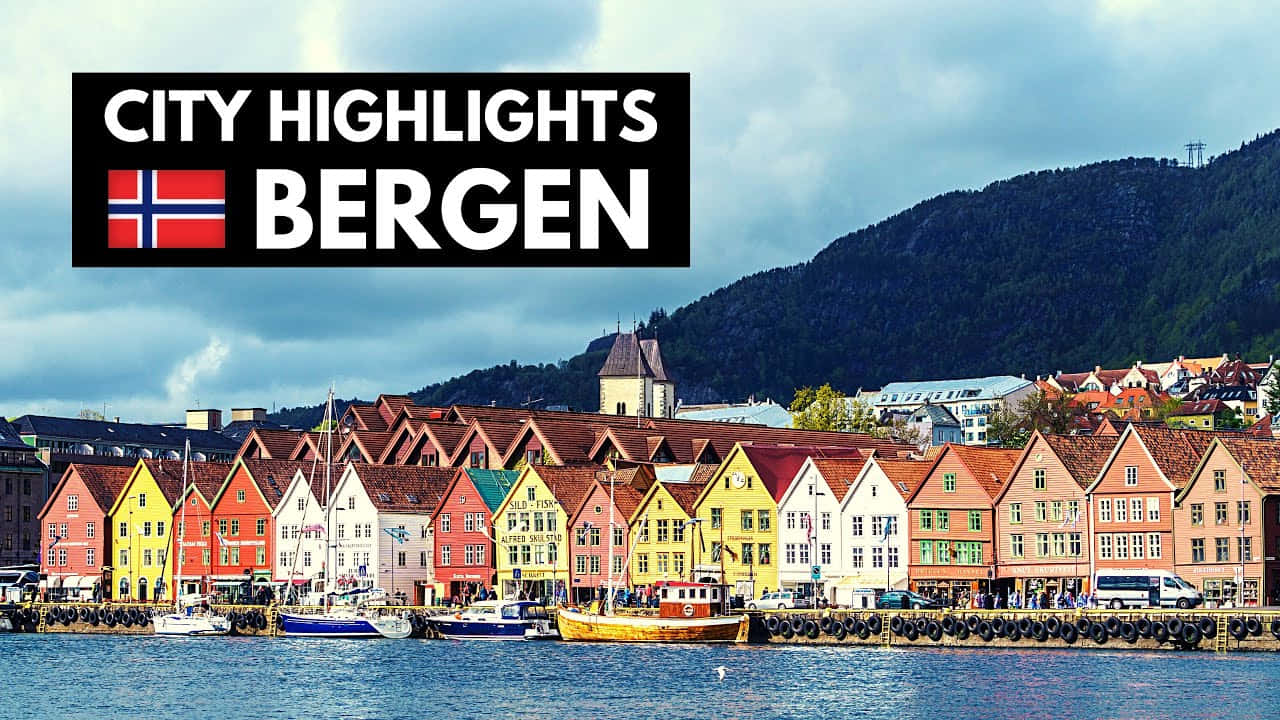 Bergen 桌布 壁紙 — 在挪威卑爾根，色彩繽紛的木屋沿著海濱排列，背景是山脈，天空多雲。