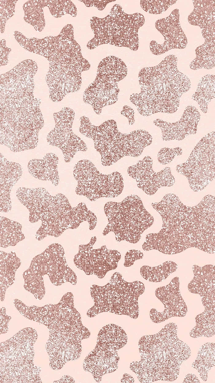 Cheetah Print Aesthetic 桌布 壁紙 — 在柔和的腮紅色背景上，帶有閃爍質感的玫瑰金亮粉豹紋圖案。