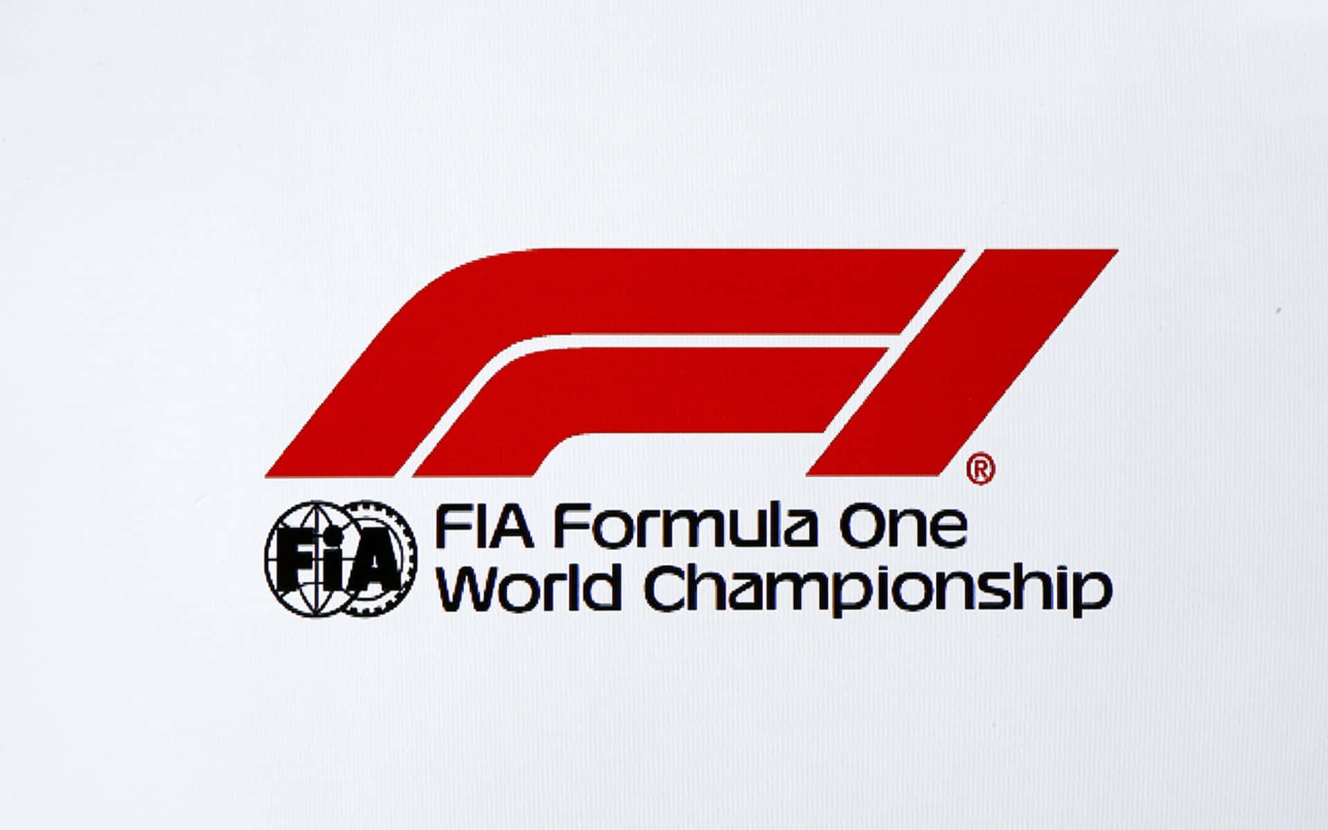 白色背景上的紅色和黑色FIA Formula One World Championship標誌。 — F1 壁紙