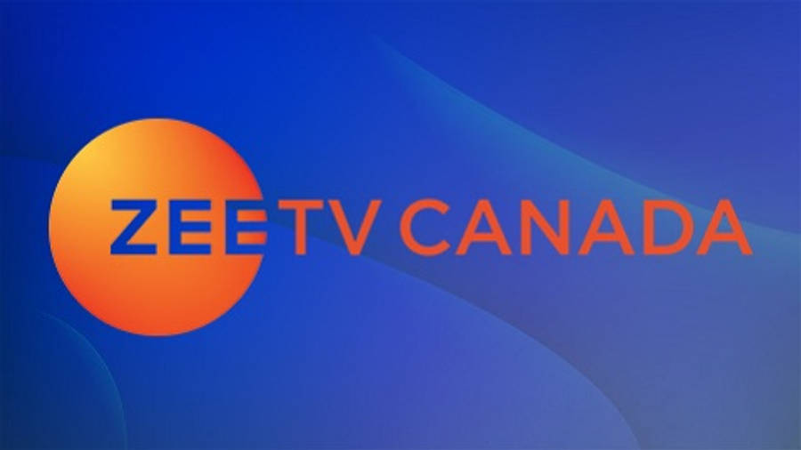 桌布 壁紙 — Zee TV Canada 標誌，帶有橙色圓圈和粗體文字，背景為漸變藍色，帶有抽象流動形狀。