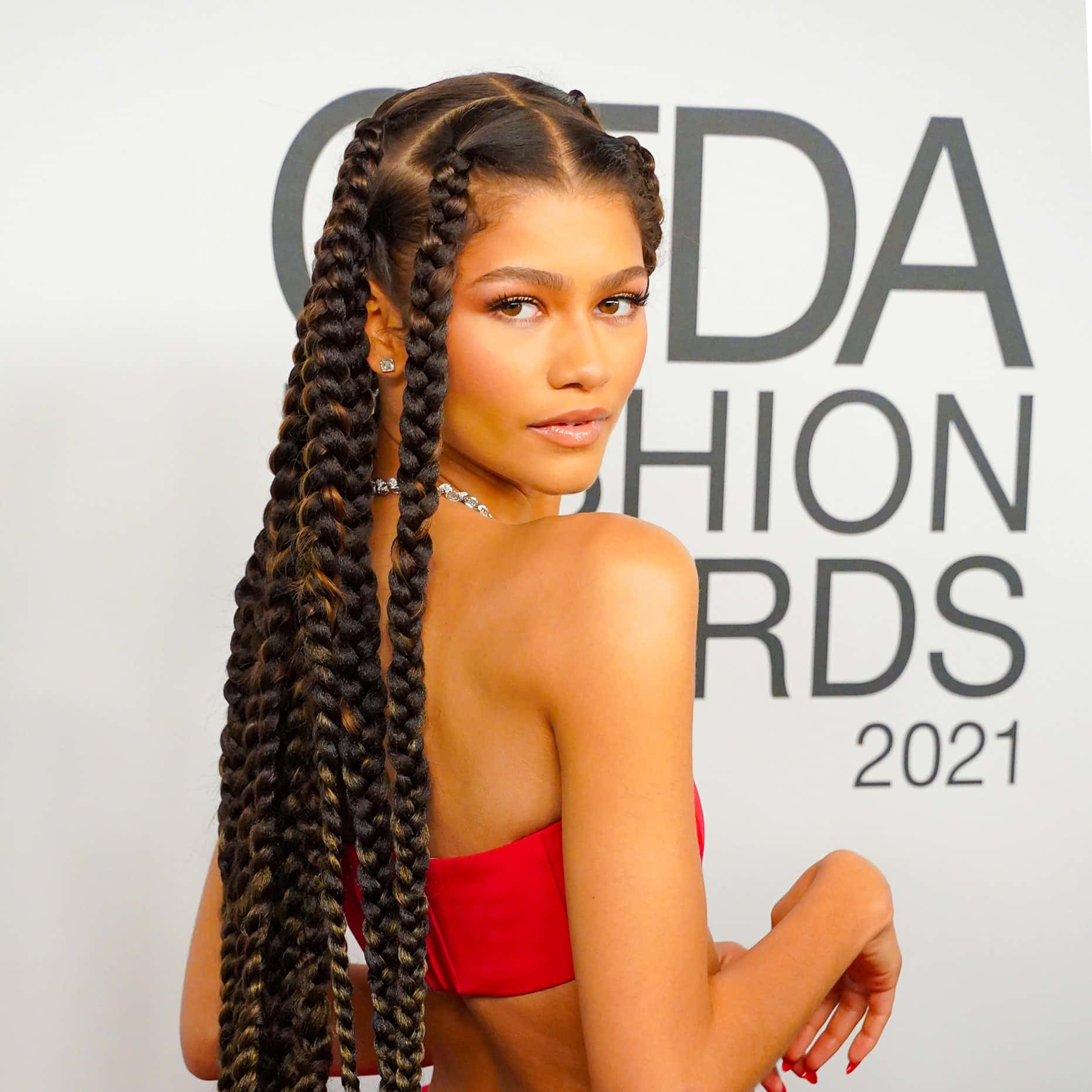 Box Braids Hairstyles 2021 桌布 壁紙 — Zendaya 在2021年CFDA時尚大獎上穿著紅色無肩帶上衣，留著長辮子擺姿勢。