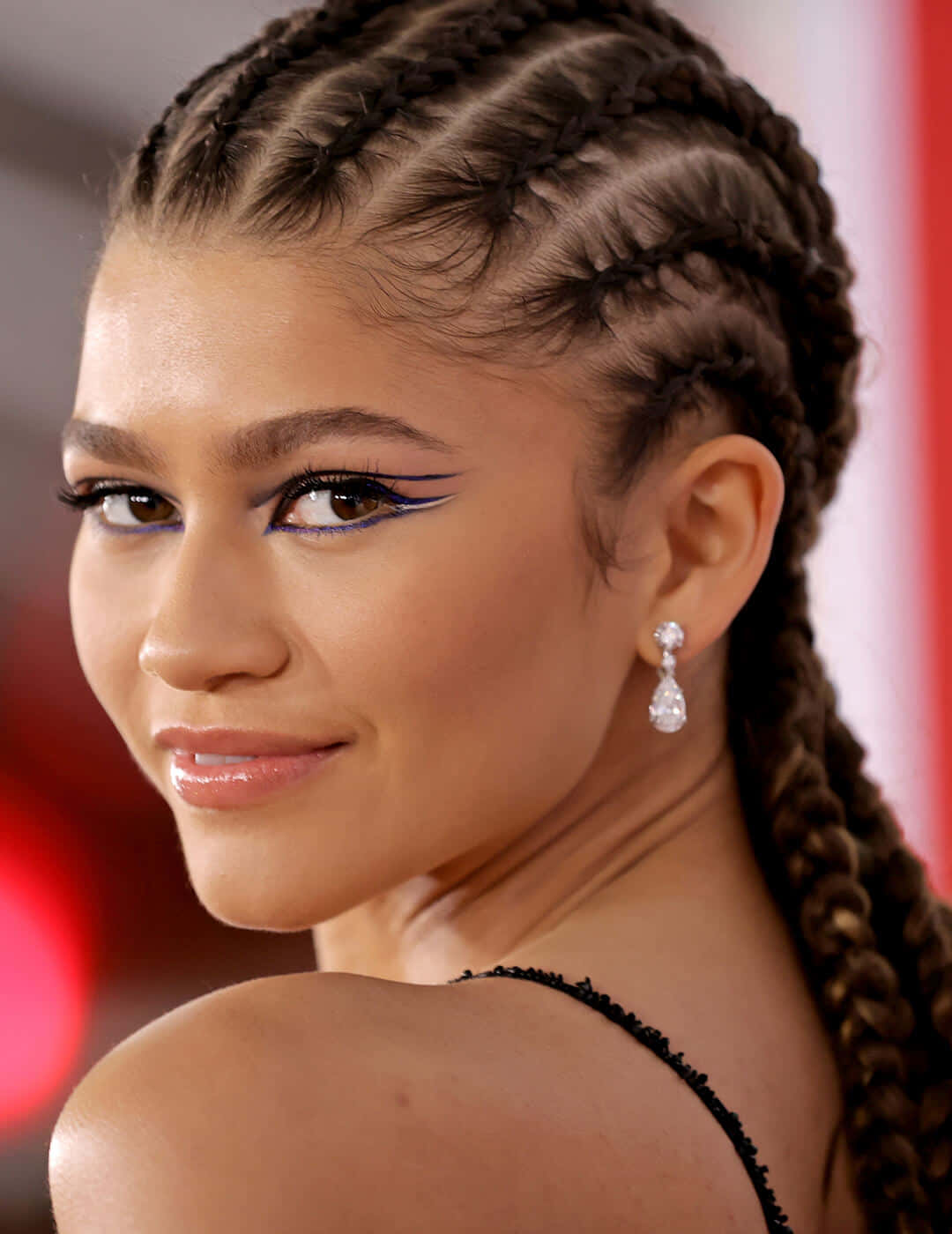 Hairstyle 桌布 壁紙 — Zendaya 在一個華麗的活動中擺姿勢，帶有大膽的藍色翼形眼線和複雜的辮子髮型。