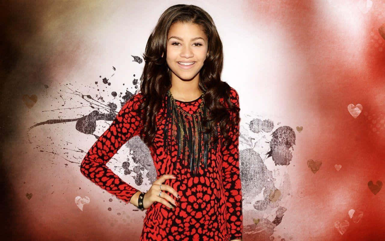 Zendaya 桌布 壁紙 — Zendaya 在帶有質感的紅白愛心圖案背景前，穿著紅色豹紋洋裝燦爛微笑。