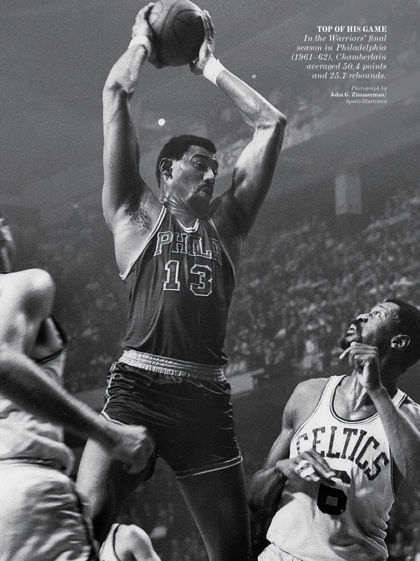 一張復古黑白照片，拍攝籃球運動員在比賽中投籃的瞬間。 — NBA 壁紙