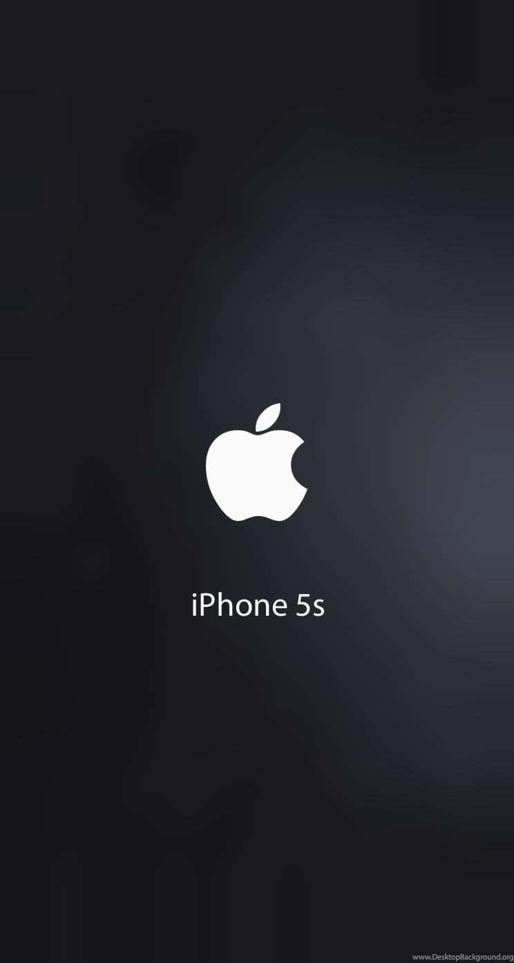  壁紙 — 一張極簡風格的深色桌布，白色Apple標誌和iPhone 5s文字居中顯示在黑色漸變背景上。