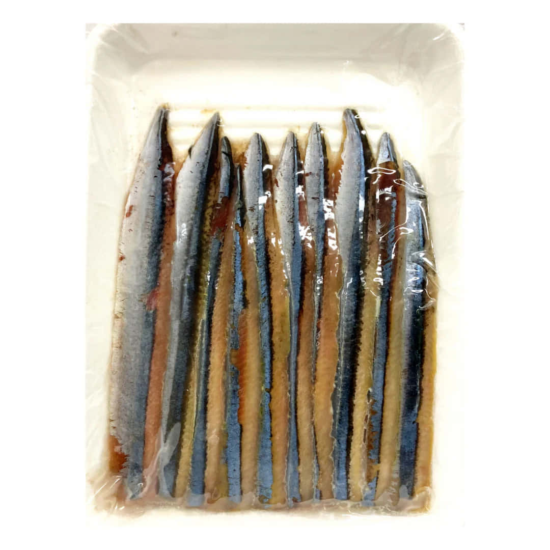  壁紙 — 真空密封鯡魚排列在白色托盤上，帶有光澤的保鮮膜反射光線。