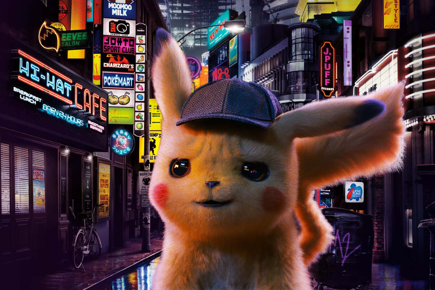 Pokemon Movies 桌布 壁紙 — 偵探皮卡丘站在夜間霓虹燈照亮的城市小巷中，發光的招牌和潮濕的路面反射著城市燈光。