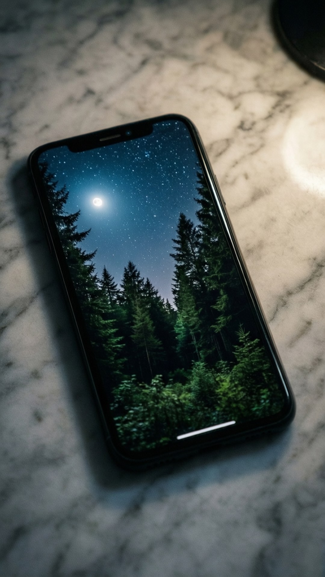 智慧型手機在大理石桌上顯示月光森林桌布 — iPhone 11 壁紙