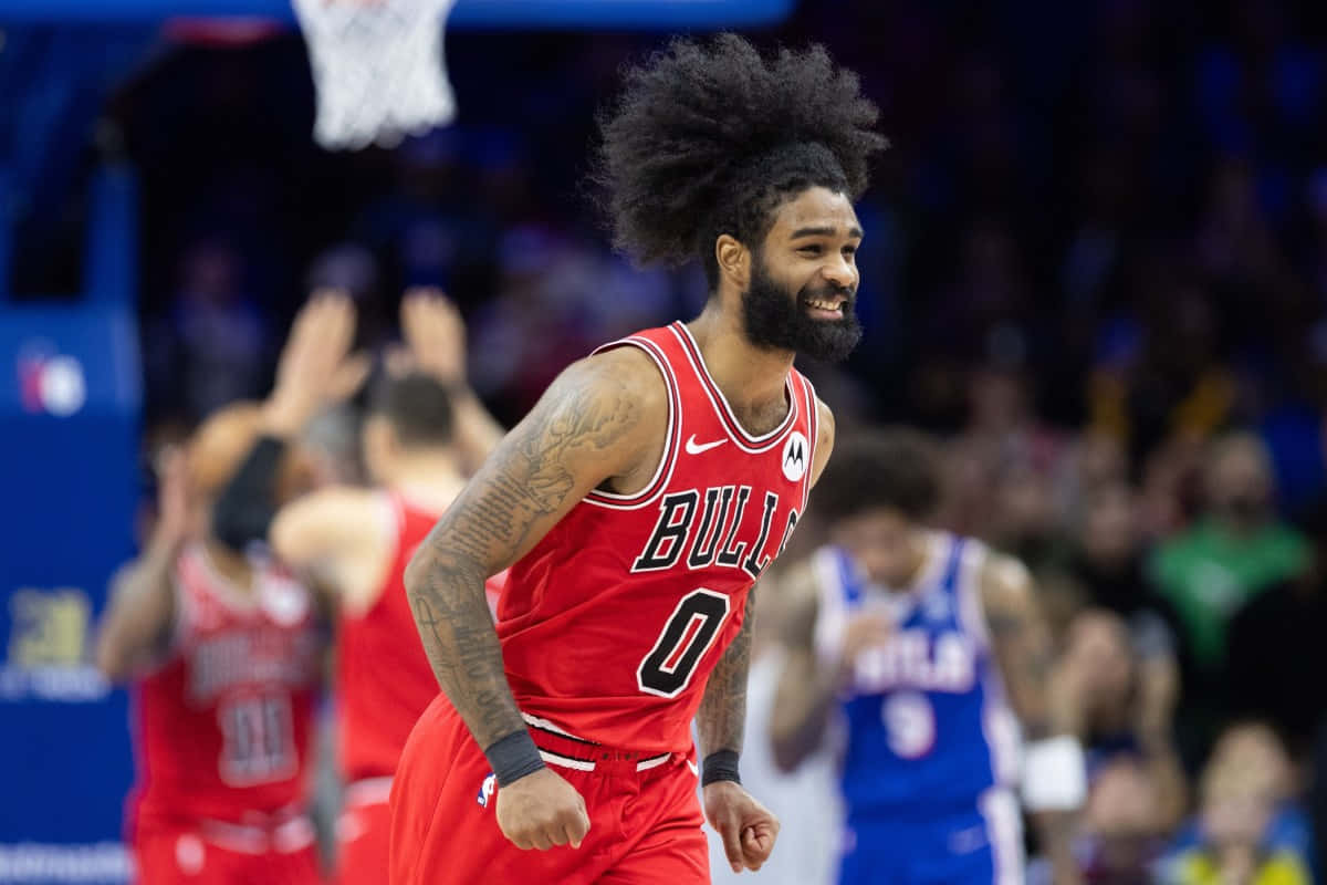  壁紙 — 一位身穿紅色球衣的芝加哥公牛隊籃球運動員在球場上勝利微笑，隊友在他身後慶祝。