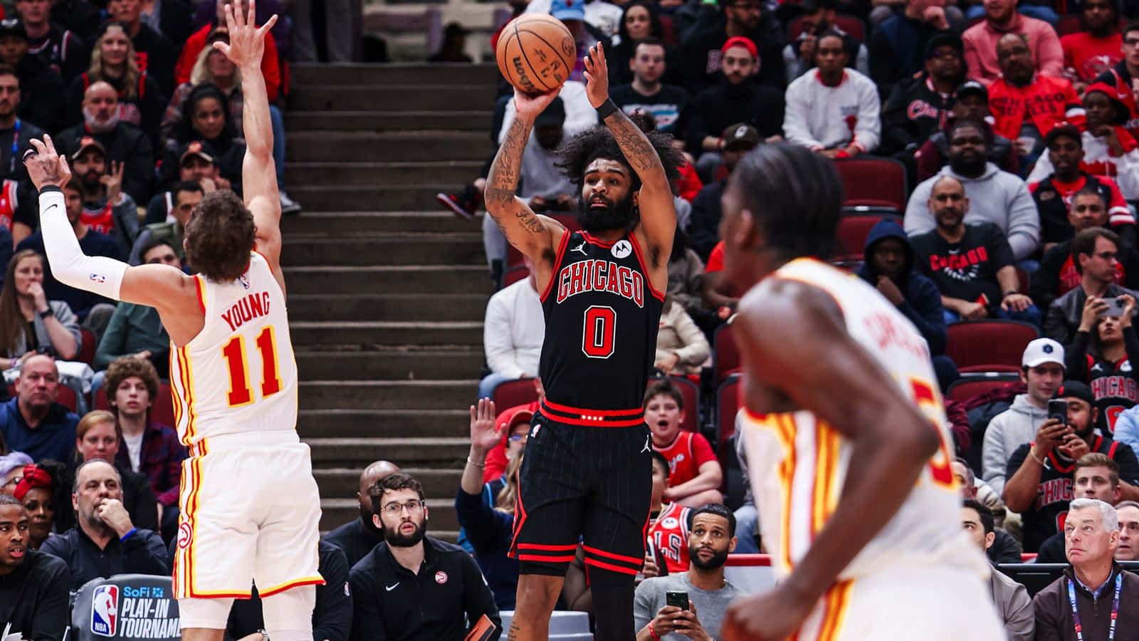  壁紙 — 一場激烈的NBA比賽中，身穿黑色球衣的芝加哥公牛隊球員投籃，身穿白色球衣的鷹隊球員防守。