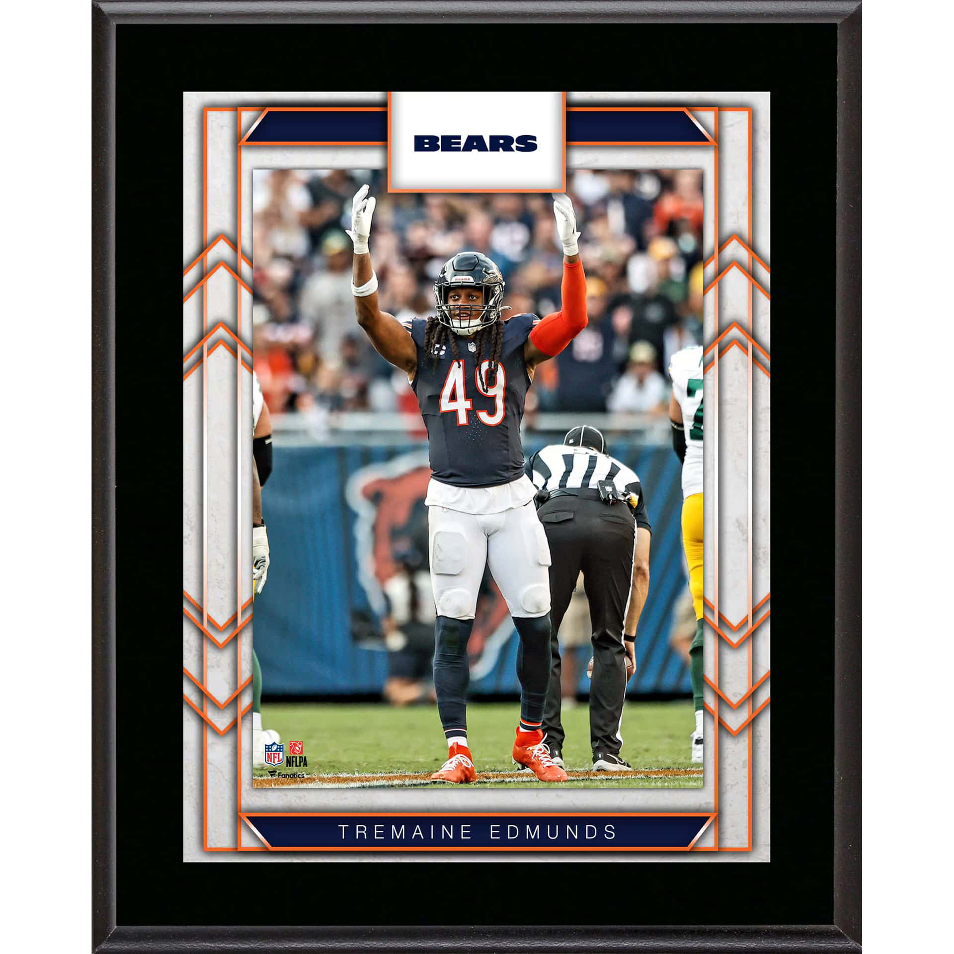  壁紙 — 芝加哥熊隊球員 Tremaine Edmunds 49號在裱框的NFL交易卡風格中高舉雙臂慶祝。