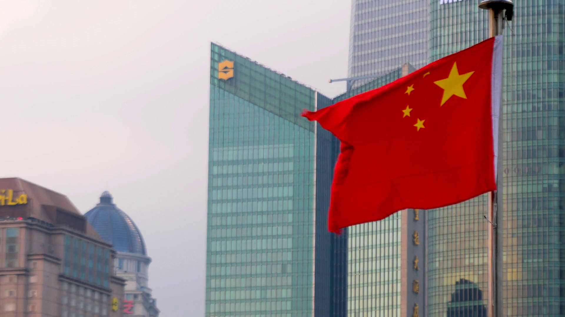中國國旗在現代城市建築前飄揚。 — 中國國旗 壁紙