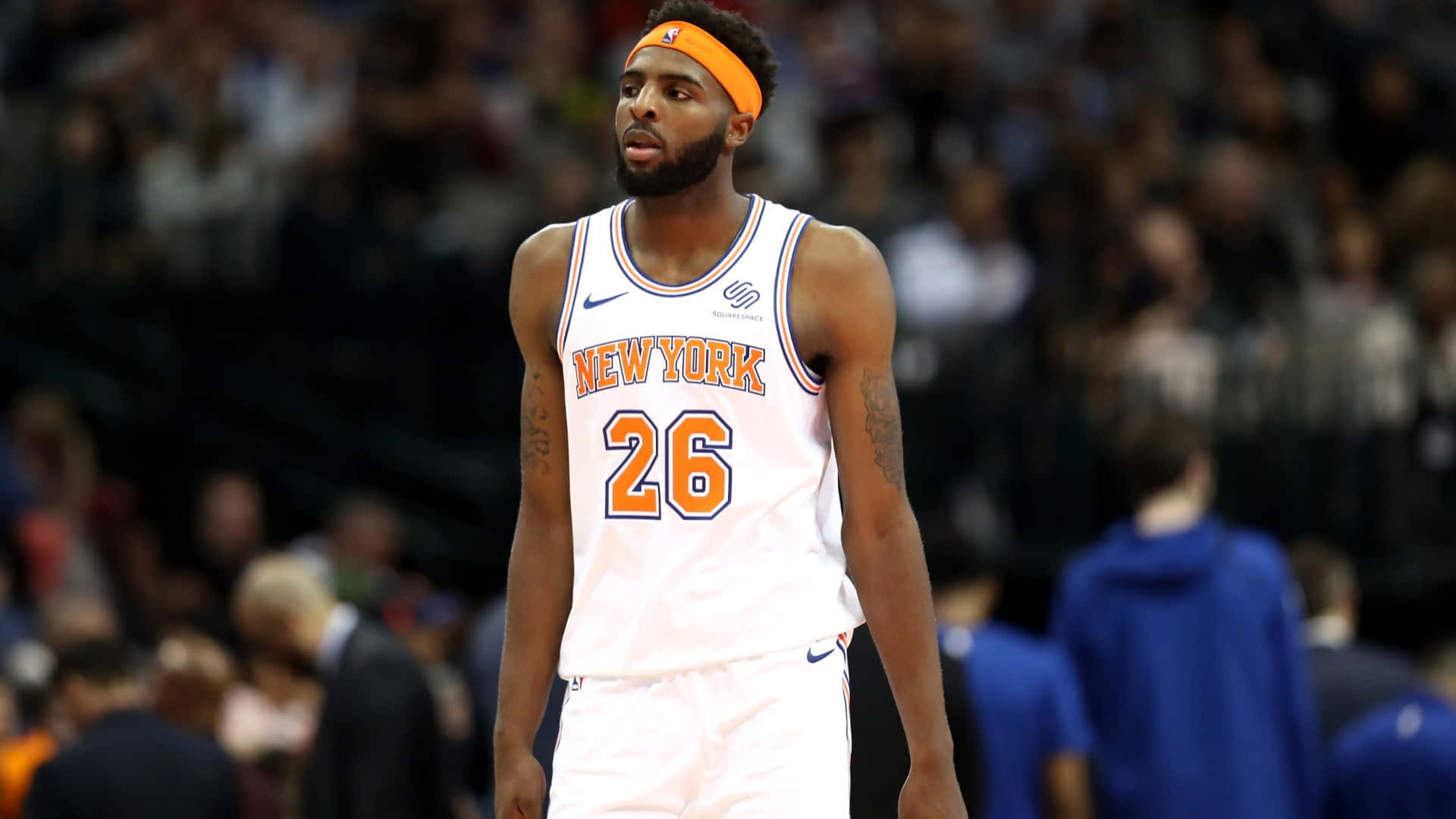 身穿紐約尼克隊球衣的籃球運動員在比賽中站在球場上。 — NBA 壁紙