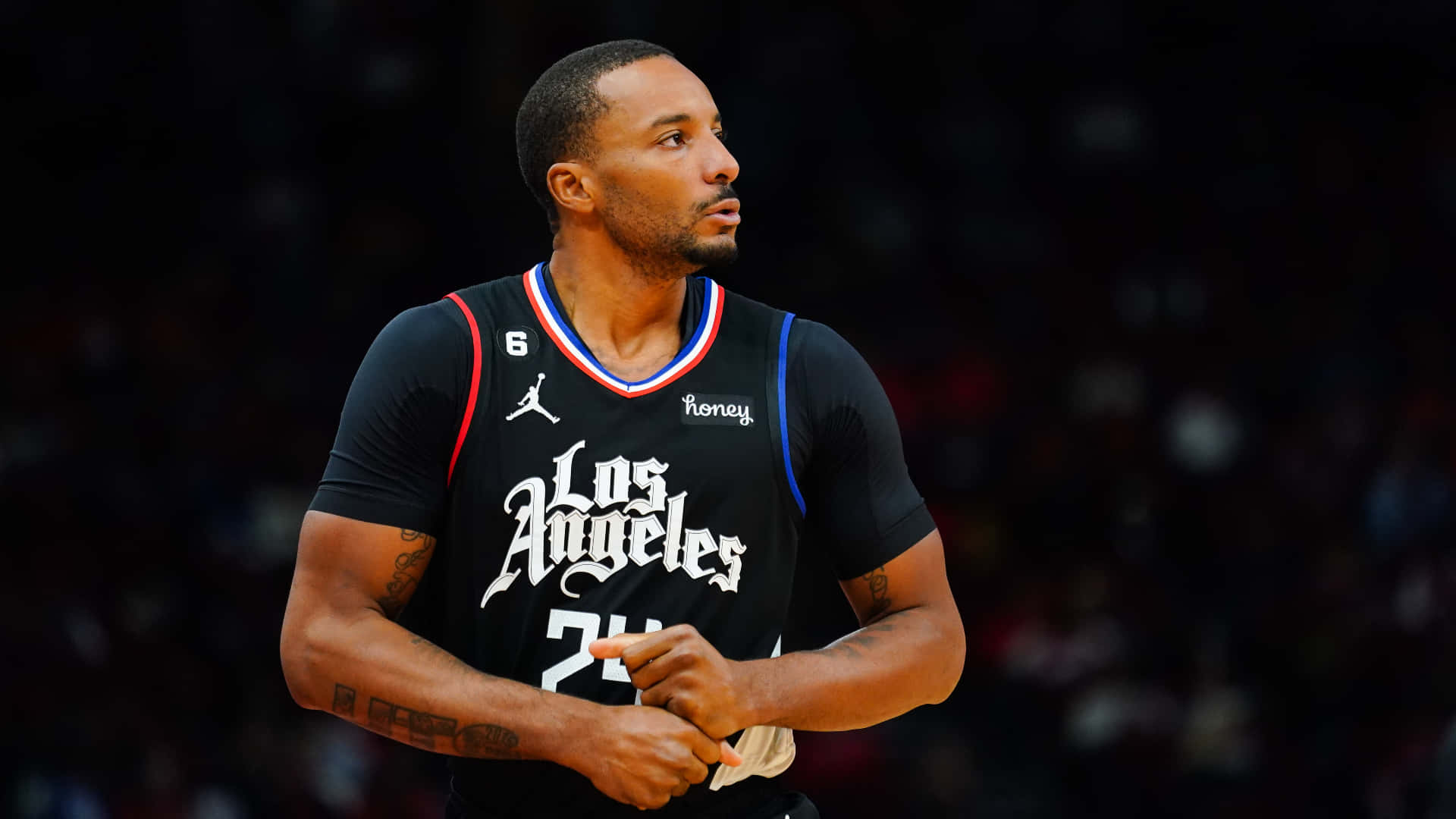 職業籃球運動員在比賽中身穿洛杉磯球衣在球場上。 — NBA 壁紙
