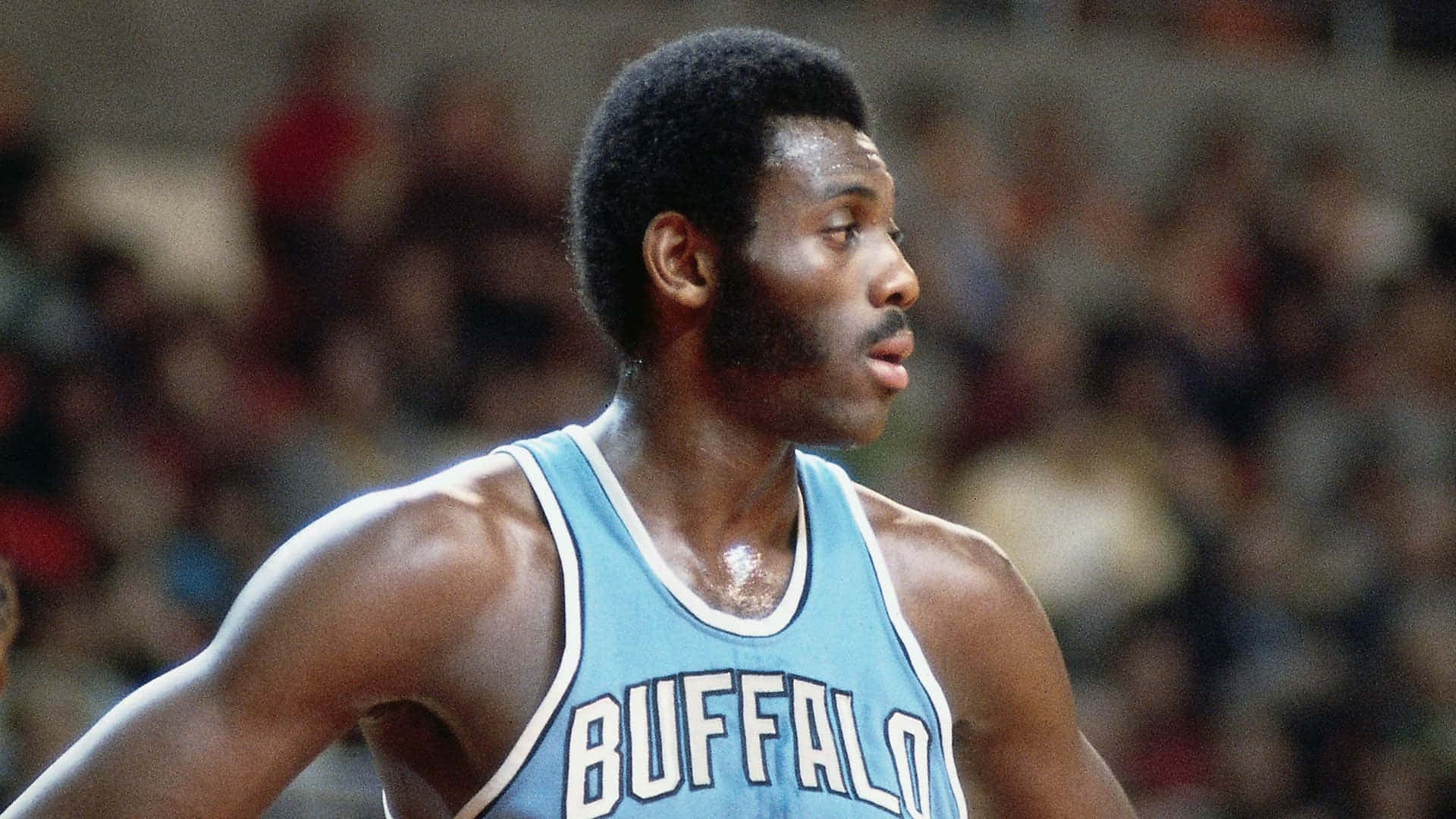 身穿藍色Buffalo球衣的籃球運動員在比賽中專注 — NBA 壁紙