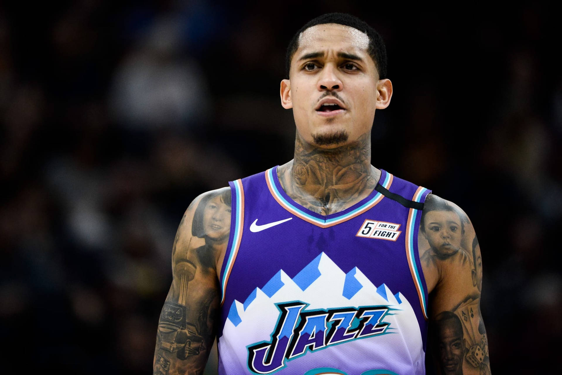 身穿紫色爵士隊球衣的職業籃球運動員，帶有可見刺青。 — Jordan clarkson 壁紙