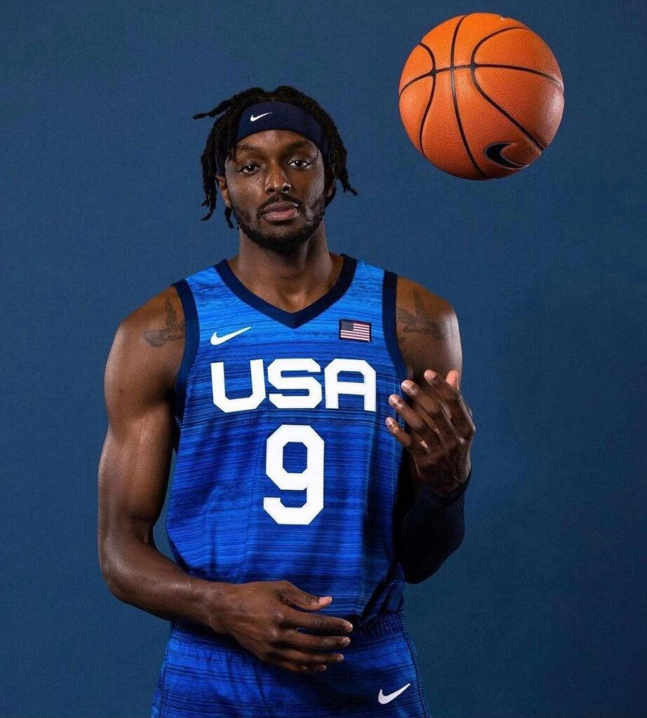 美國籃球運動員在攝影棚中平衡球 — NBA 壁紙