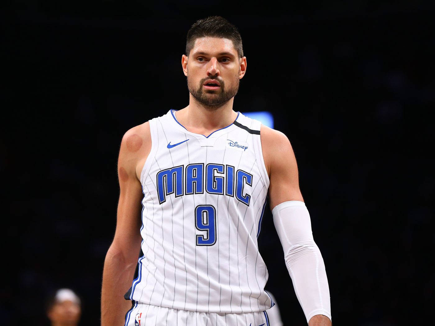 身穿奧蘭多魔術隊球衣的職業籃球運動員在球場上 — NBA 壁紙