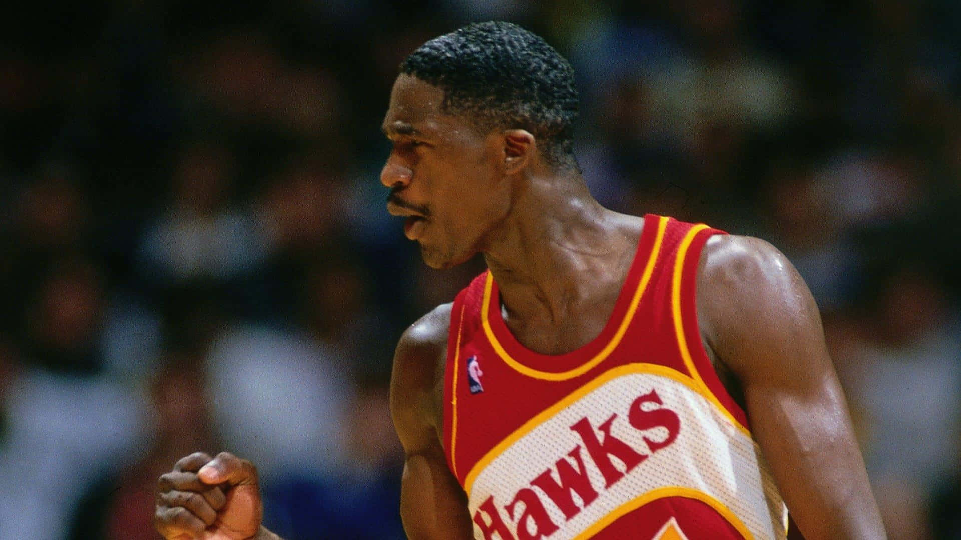 身穿紅色Hawks球衣的運動員在籃球比賽中握緊拳頭。 — NBA 壁紙
