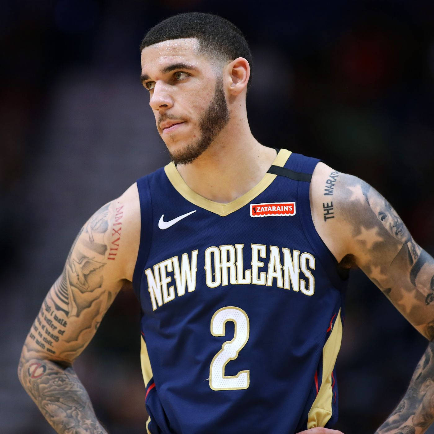 職業籃球運動員身穿紐奧良球衣，帶有明顯的刺青。 — NBA 壁紙